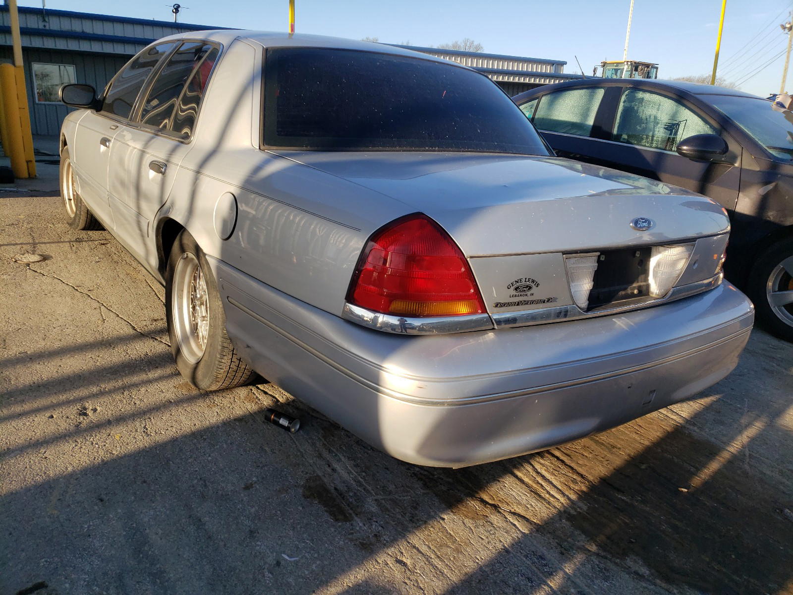 Photo 3 from auction – 2001 FORD CROWN VICT with VIN 2FAFP74W71X121310