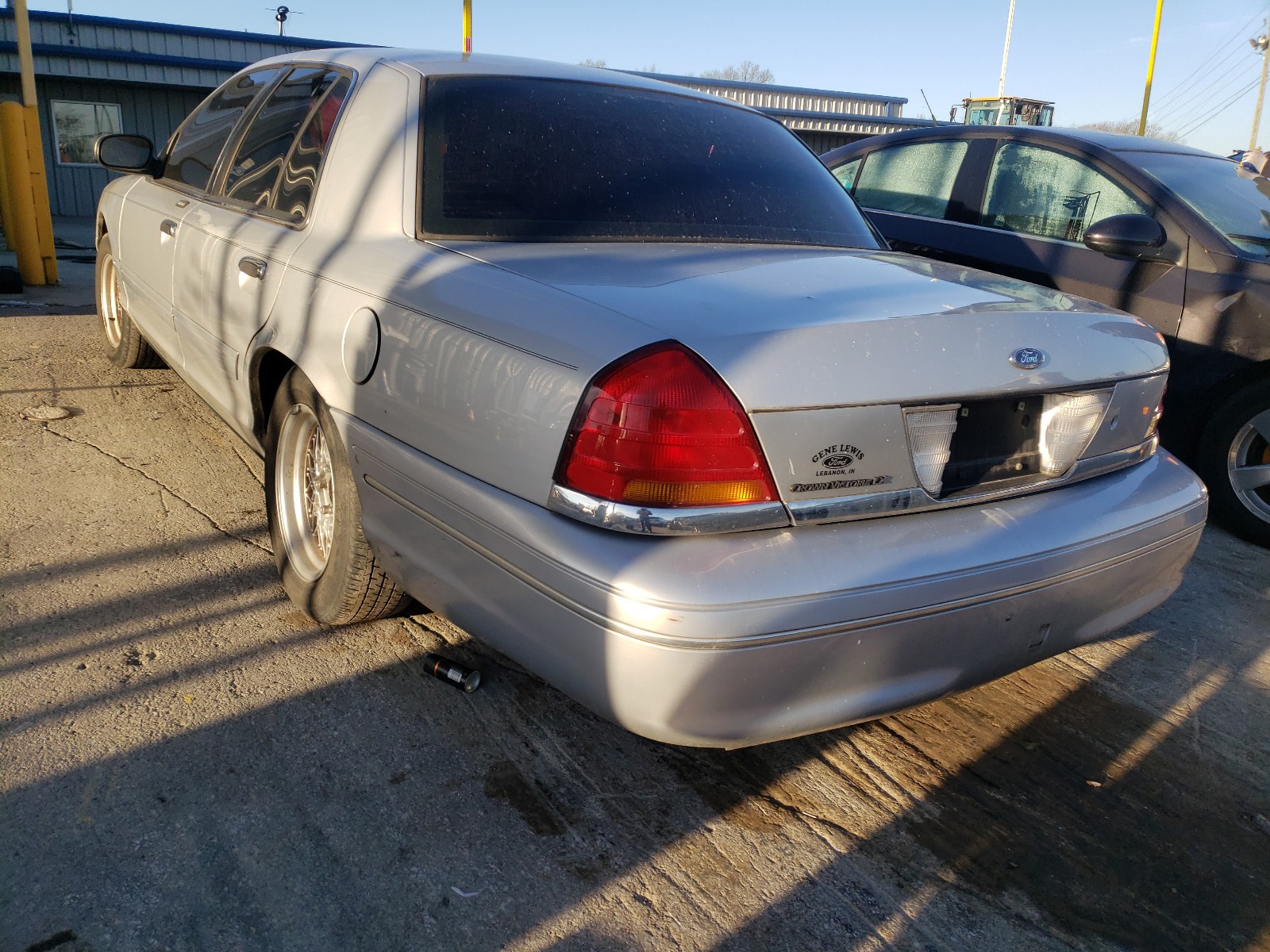 Zdjęcie 3 z aukcji – 2001 FORD CROWN VICT z VIN 2FAFP74W71X121310