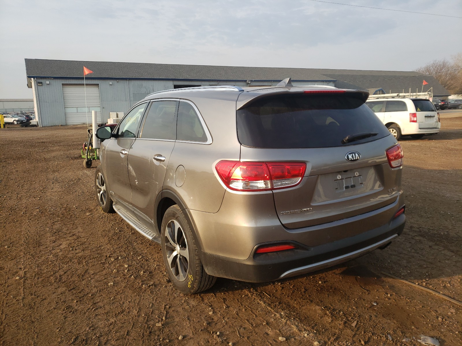 Photo 3 from auction – 2017 KIA SORENTO EX with VIN 5XYPHDA55HG234004
