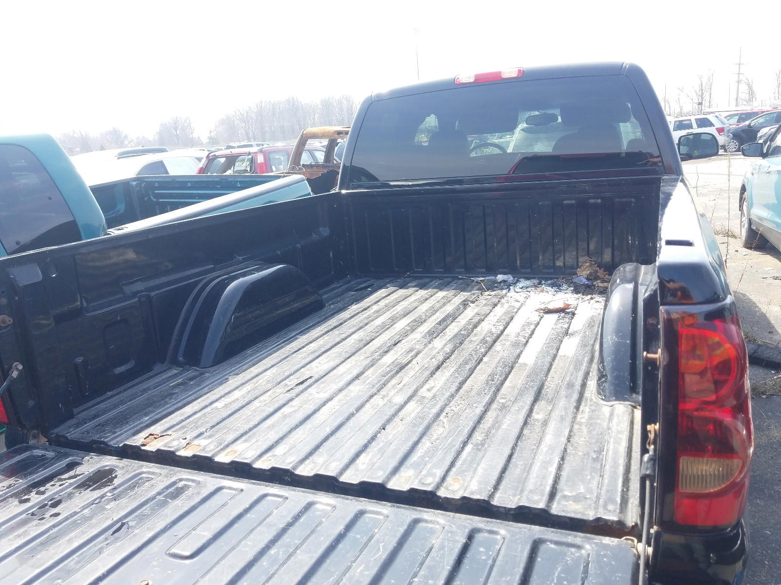Photo 6 from auction – 2004 CHEVROLET SILVERADO with VIN 2GCEK19N241143370