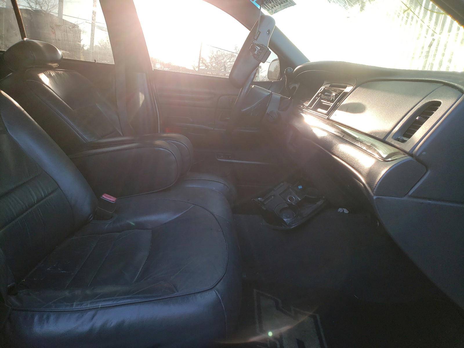 Photo 5 from auction – 2001 FORD CROWN VICT with VIN 2FAFP74W71X121310