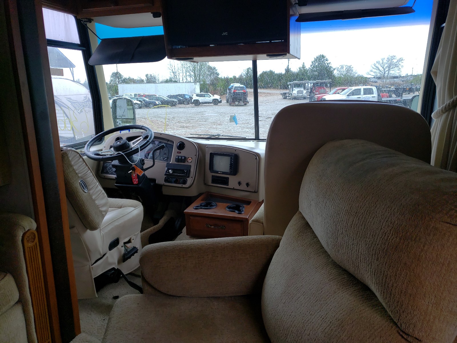 Photo 5 from auction – 2005 MONA MOTOR HOME with VIN 5B4MP67G553399034