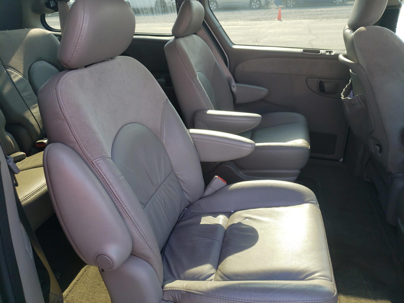 Photo 6 from auction – 2002 CHRYSLER TOWN & COU with VIN 2C8GP64L02R675422