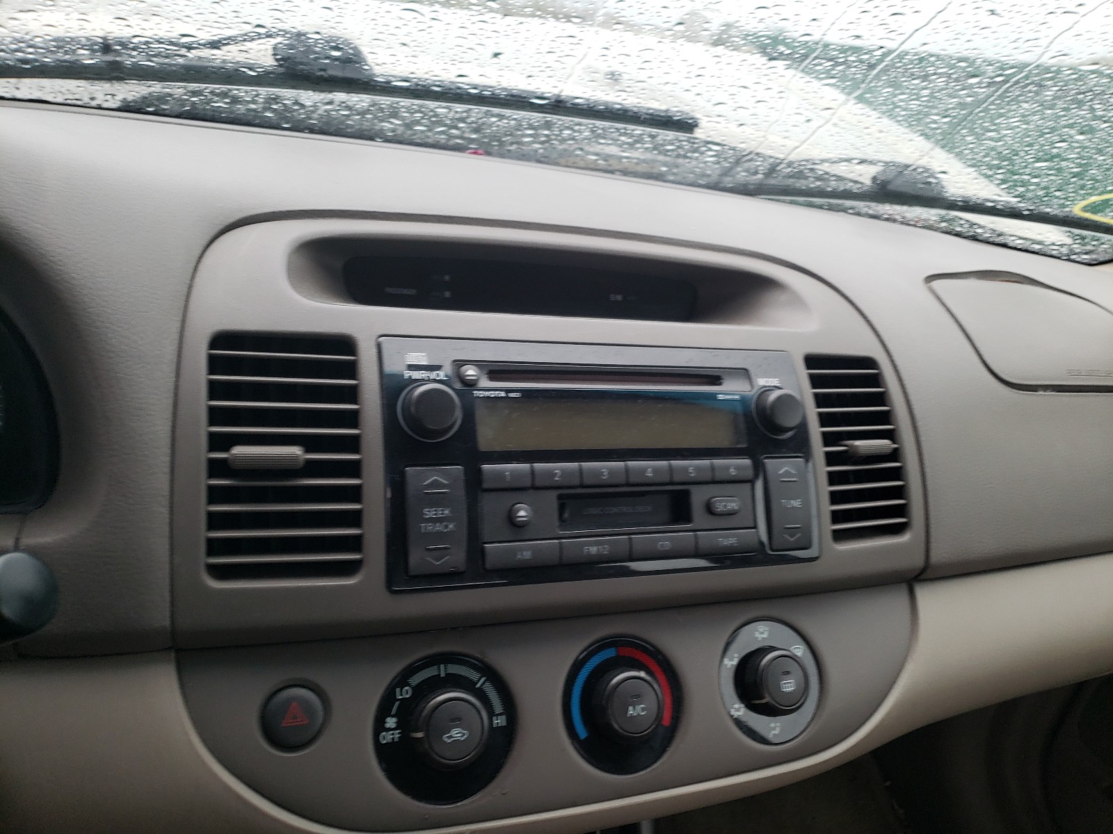 Photo 9 from auction – 2002 TOYOTA CAMRY LE with VIN 4T1BE32K42U632601