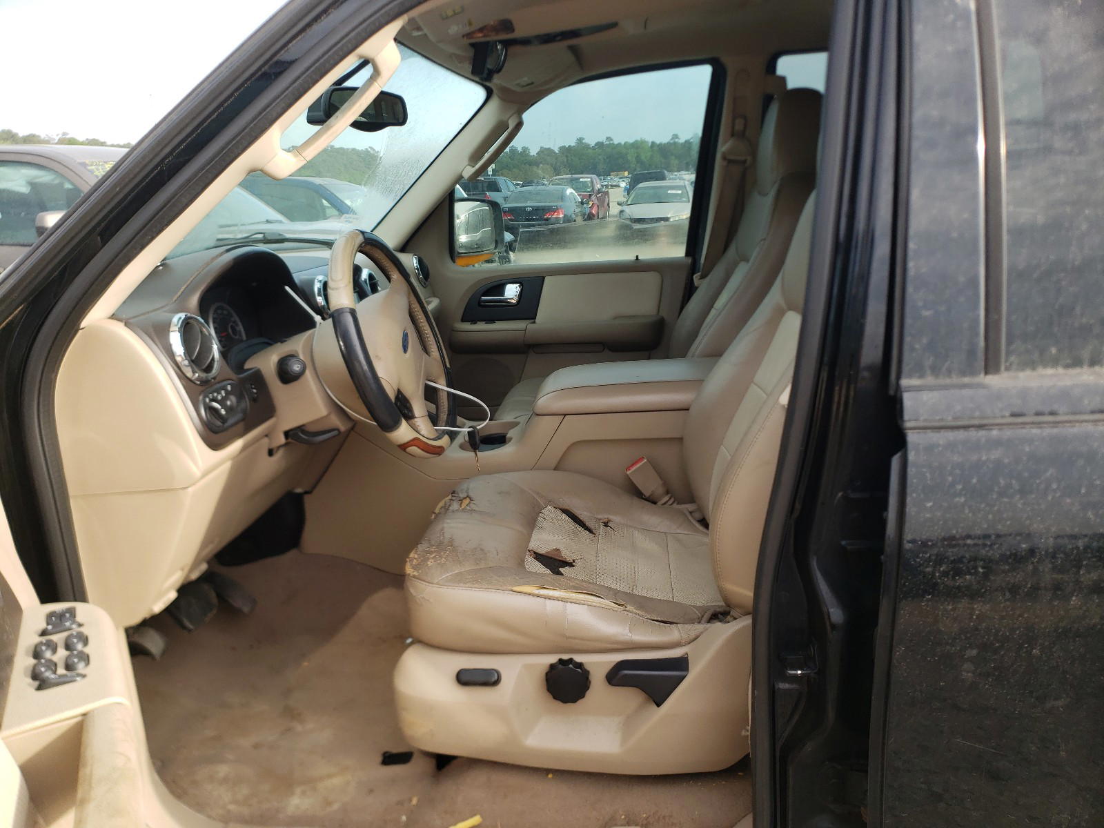 Photo 5 from auction – 2005 FORD EXPEDITION with VIN 1FMPU17545LA30498