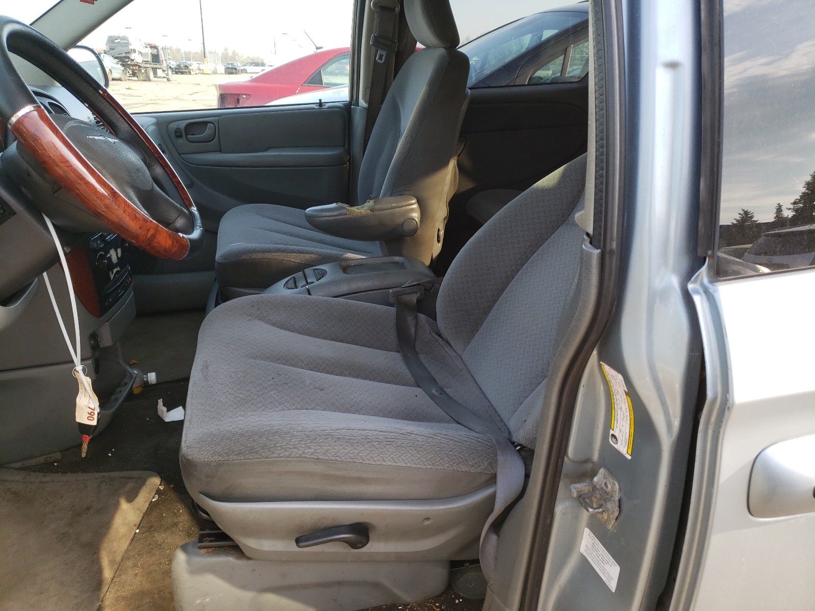 Photo 5 from auction – 2006 CHRYSLER TOWN & COU with VIN 1A4GP45R86B561739