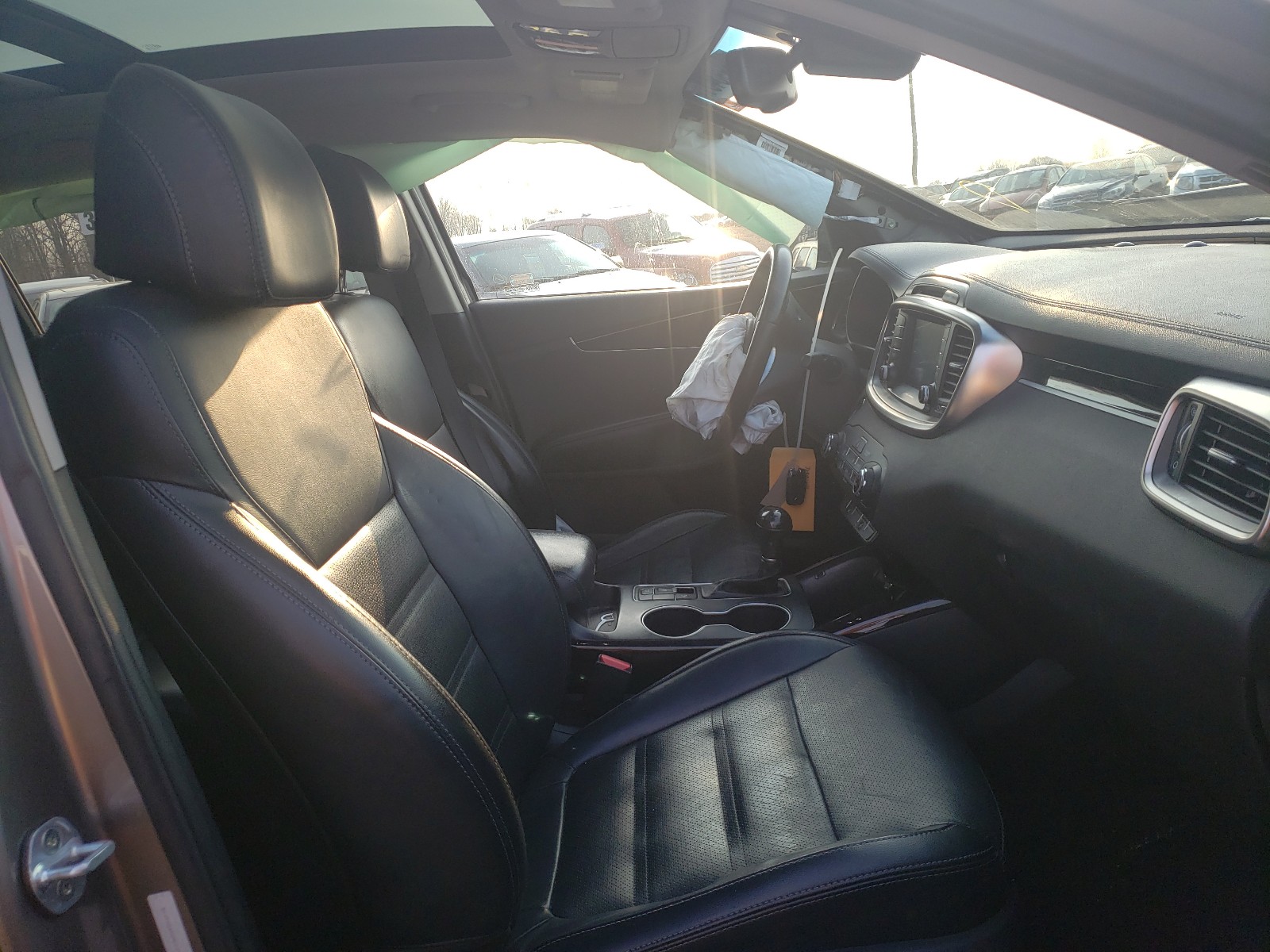 Photo 5 from auction – 2017 KIA SORENTO EX with VIN 5XYPHDA55HG234004