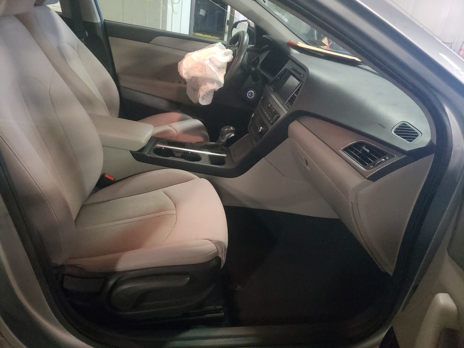 Photo 5 from auction – 2016 HYUNDAI SONATA SE with VIN 5NPE24AF3GH297255