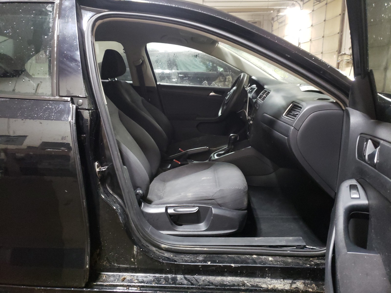 Photo 5 from auction – 2011 VOLKSWAGEN JETTA BASE with VIN 3VW2K7AJ3BM310918