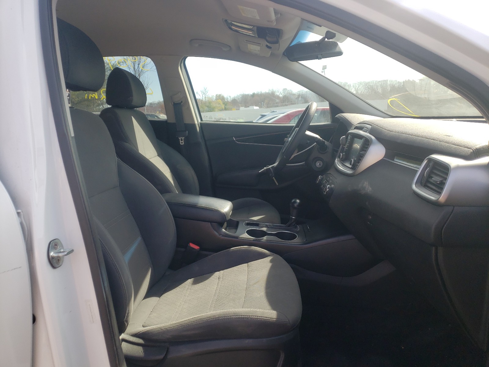 Photo 5 from auction – 2018 KIA SORENTO LX with VIN 5XYPGDA30JG396436