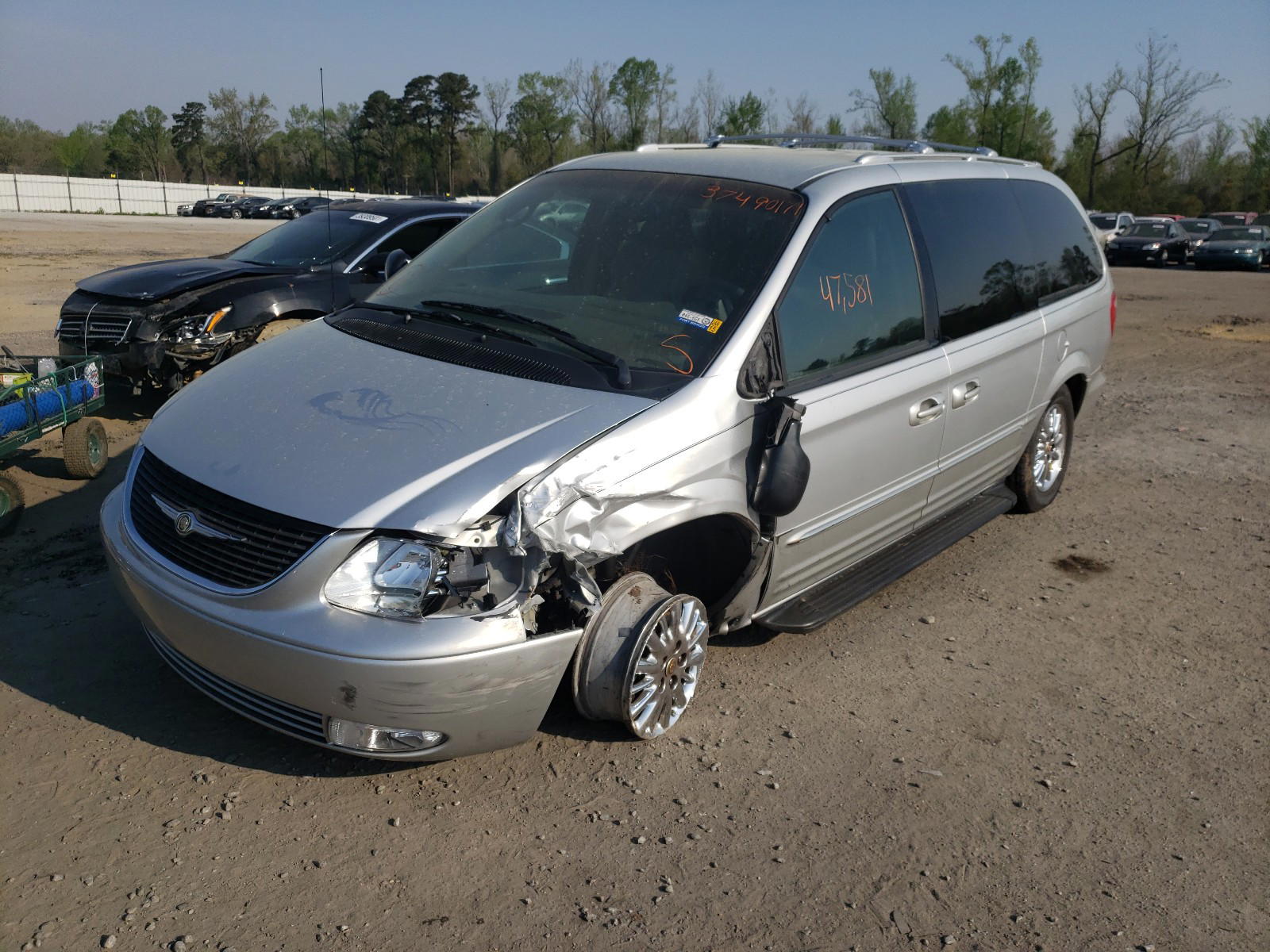 Photo 2 from auction – 2002 CHRYSLER TOWN & COU with VIN 2C8GP64L02R675422