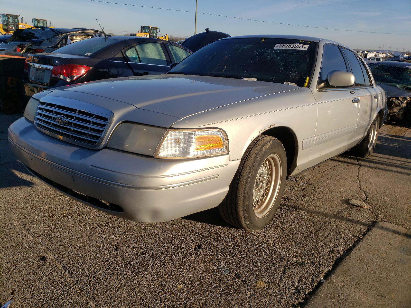 Photo 2 from auction – 2001 FORD CROWN VICT with VIN 2FAFP74W71X121310