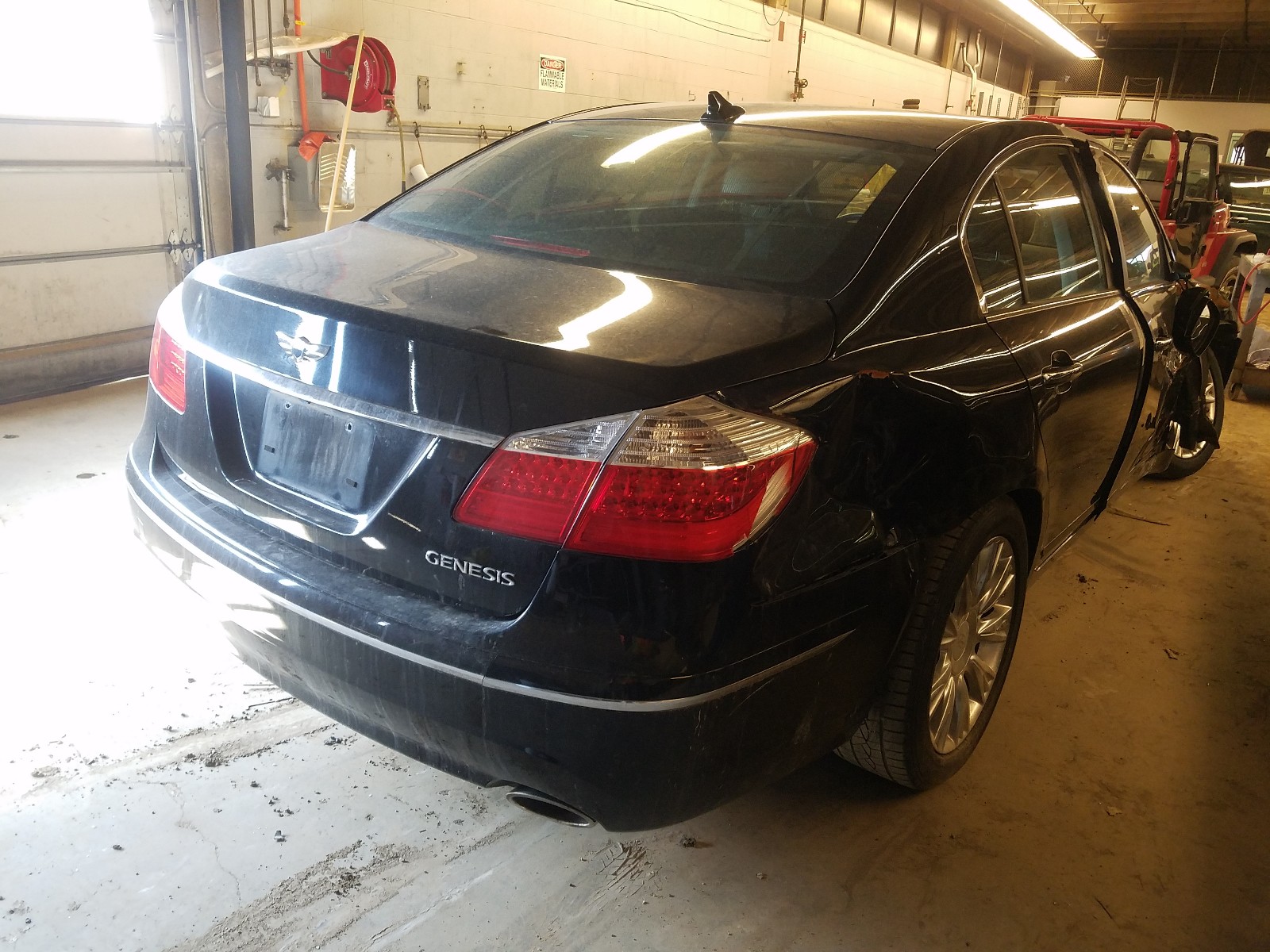 Photo 4 from auction – 2010 HYUNDAI GENESIS 3. with VIN KMHGC4DE2AU085741