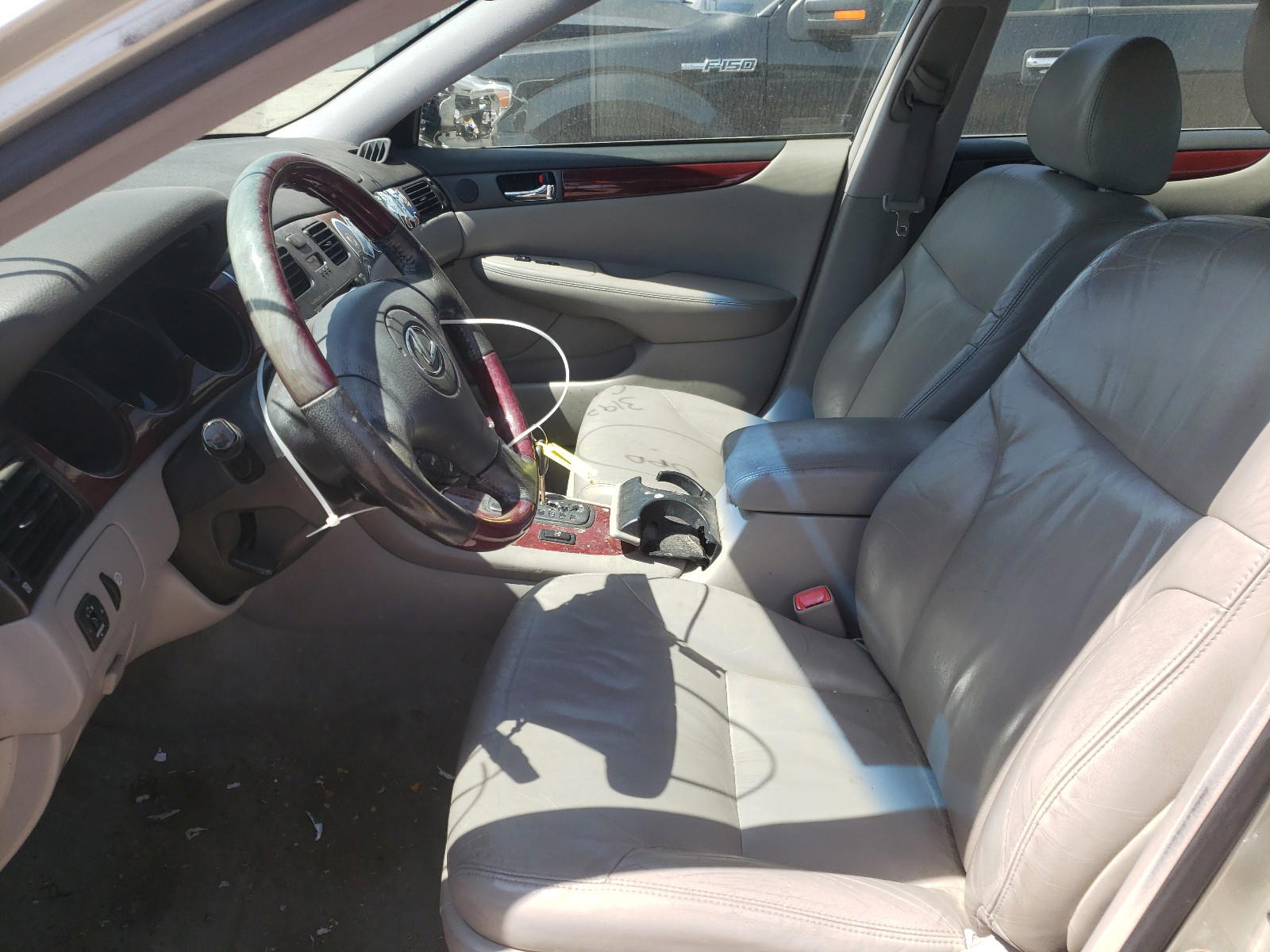 Photo 5 from auction – 2004 LEXUS ES 330 with VIN JTHBA30G645034892
