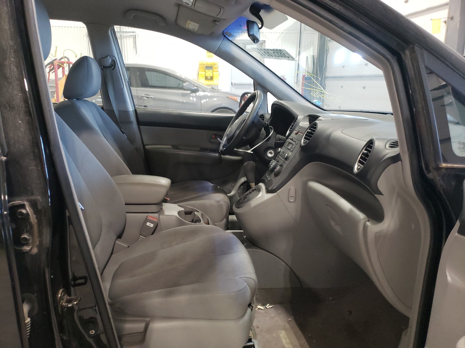 Photo 5 from auction – 2007 KIA RONDO with VIN KNAFG525477069896