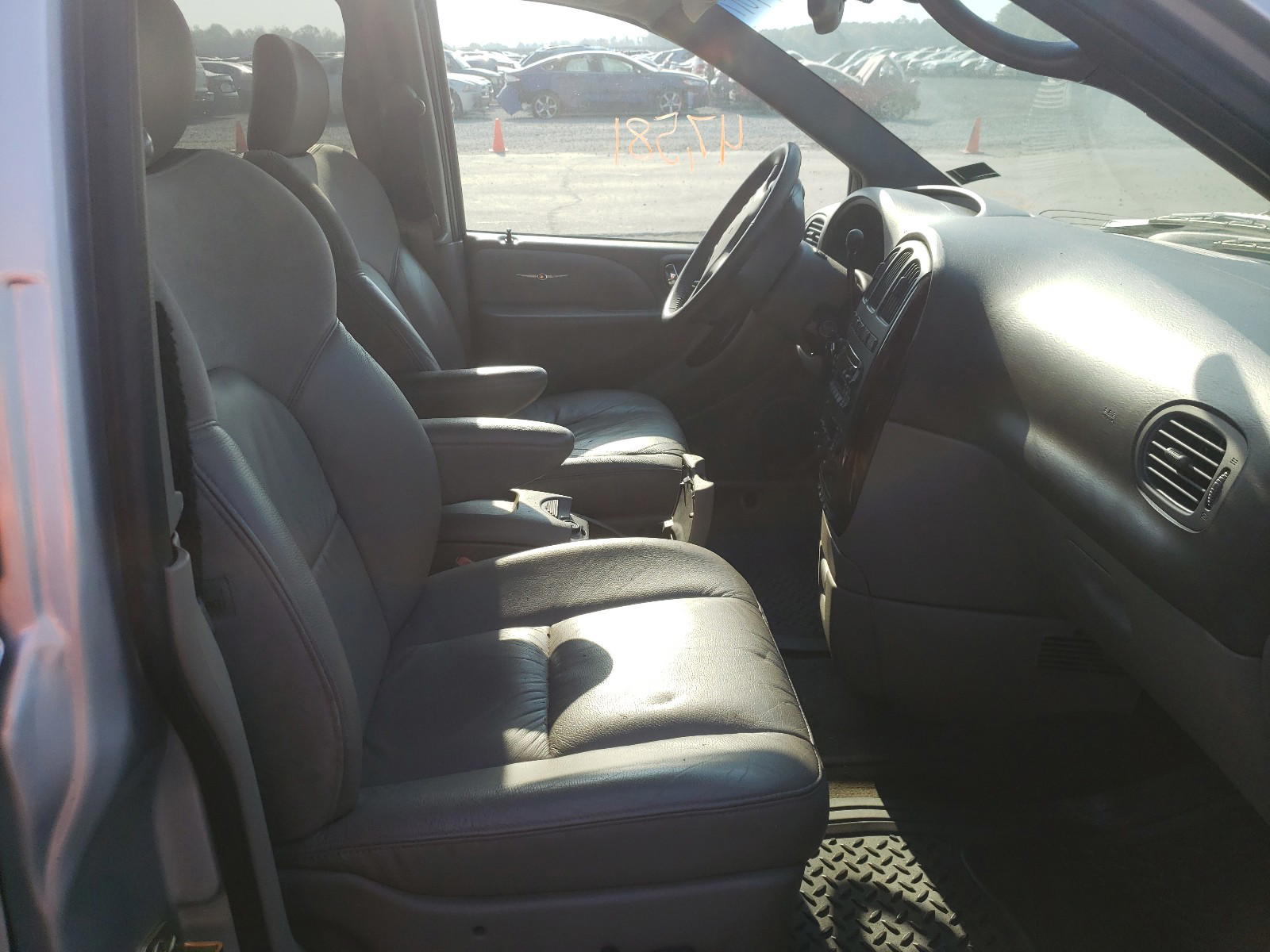 Photo 5 from auction – 2002 CHRYSLER TOWN & COU with VIN 2C8GP64L02R675422