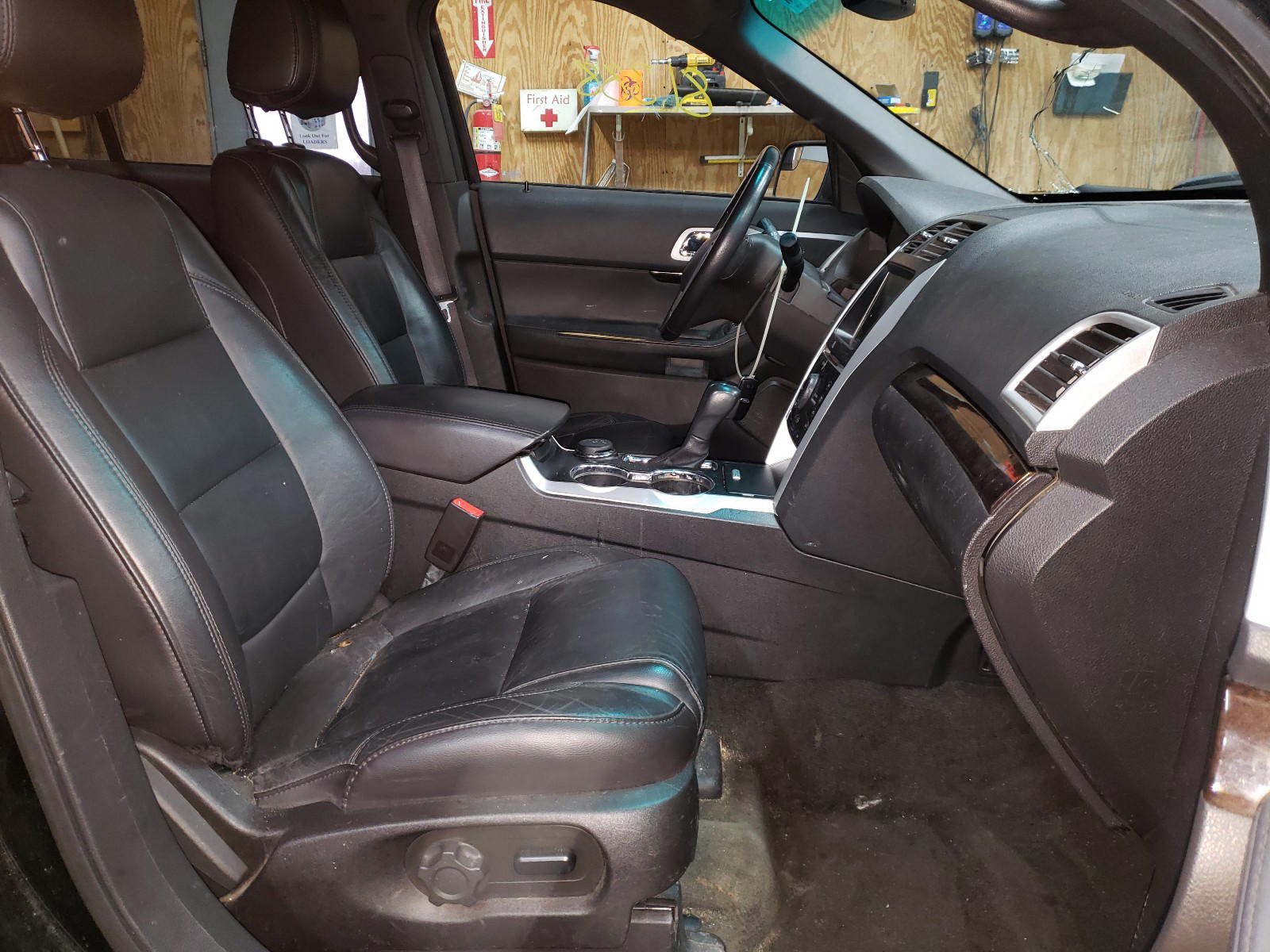 Photo 5 from auction – 2015 FORD EXPLORER L with VIN 1FM5K8F80FGC26143