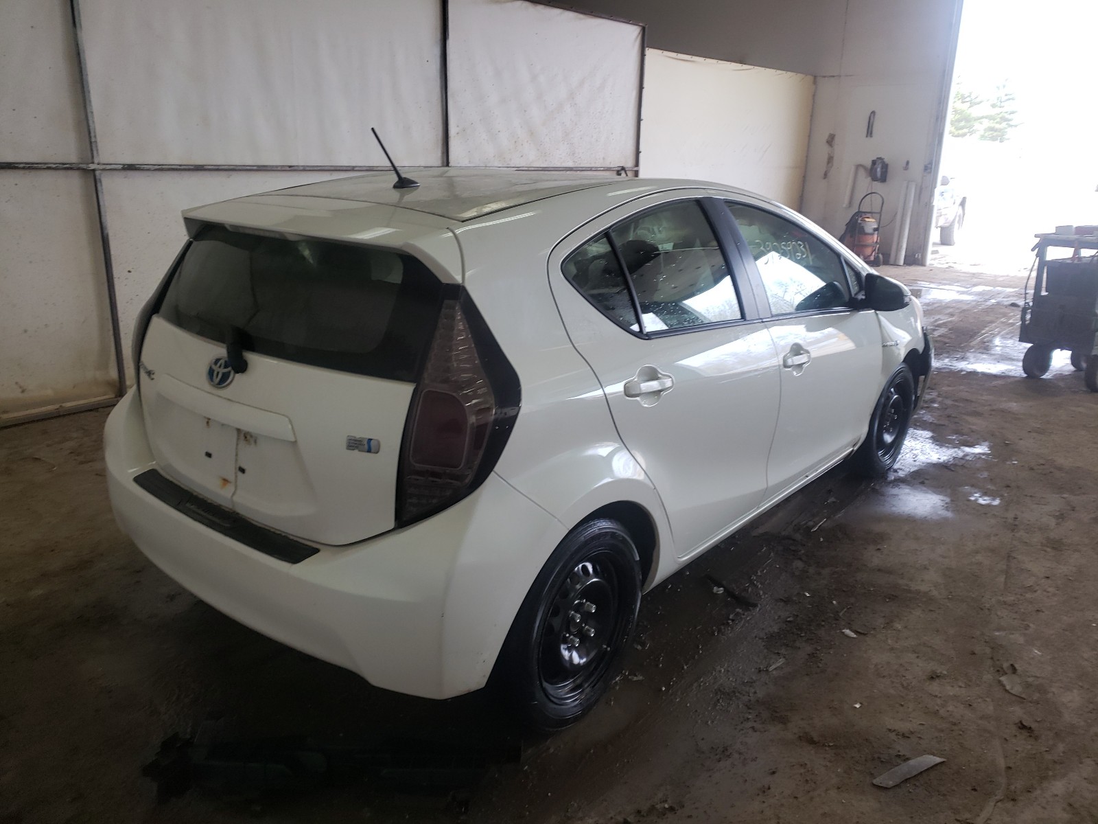 Photo 4 from auction – 2012 TOYOTA PRIUS C with VIN JTDKDTB39C1513896