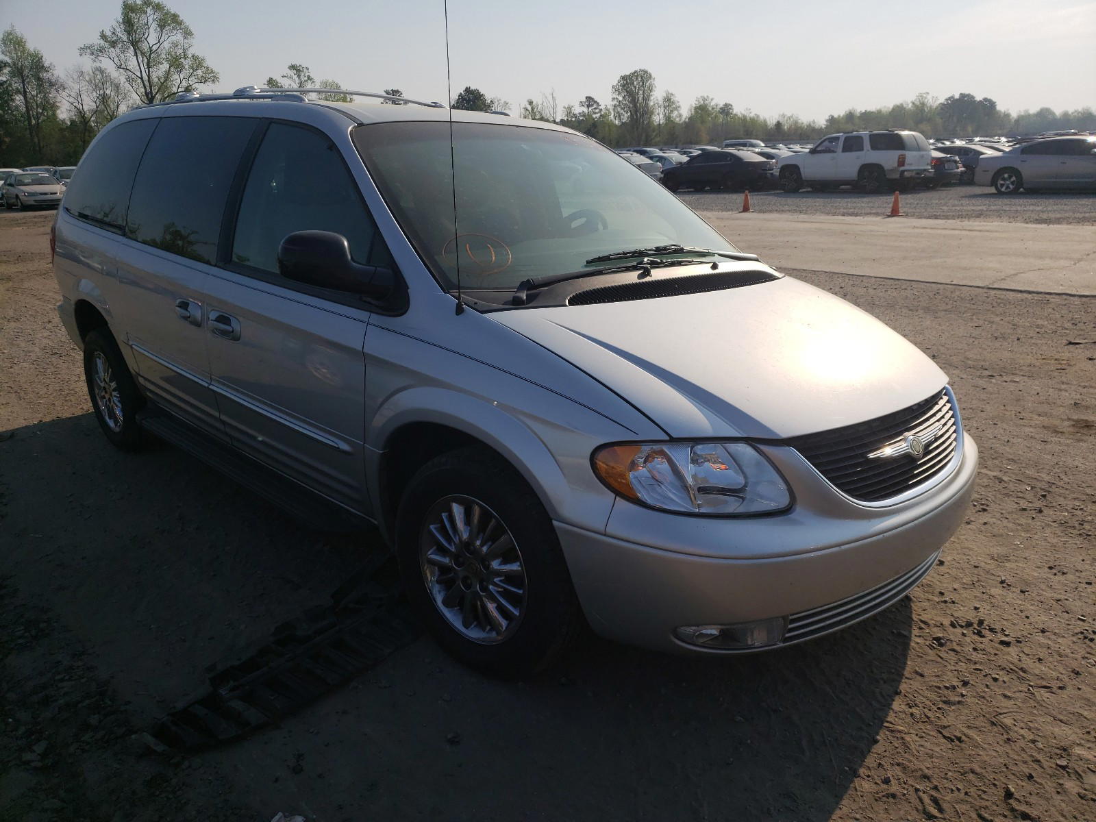 CHRYSLER TOWN & COU 2002 with VIN 2C8GP64L02R675422 - Photo from auction