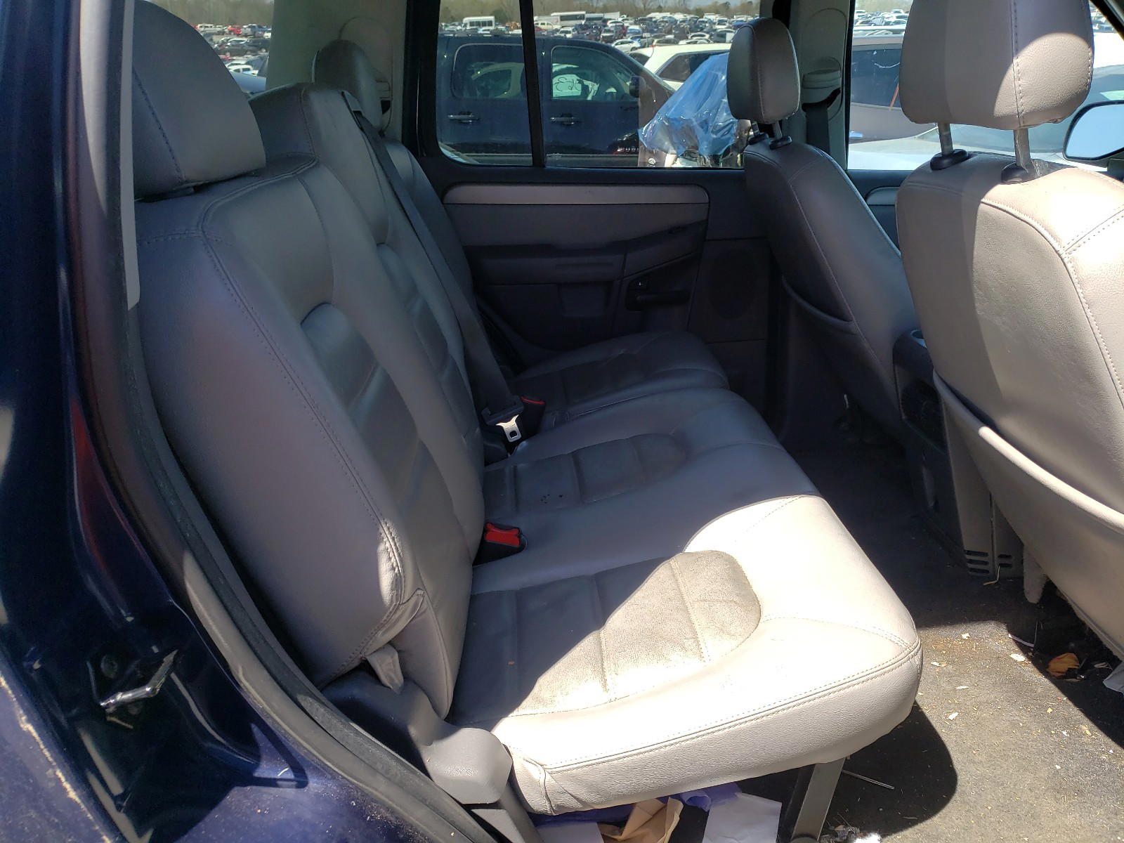 Photo 6 from auction – 2005 FORD EXPLORER with VIN 1FMZU63K85UA20634