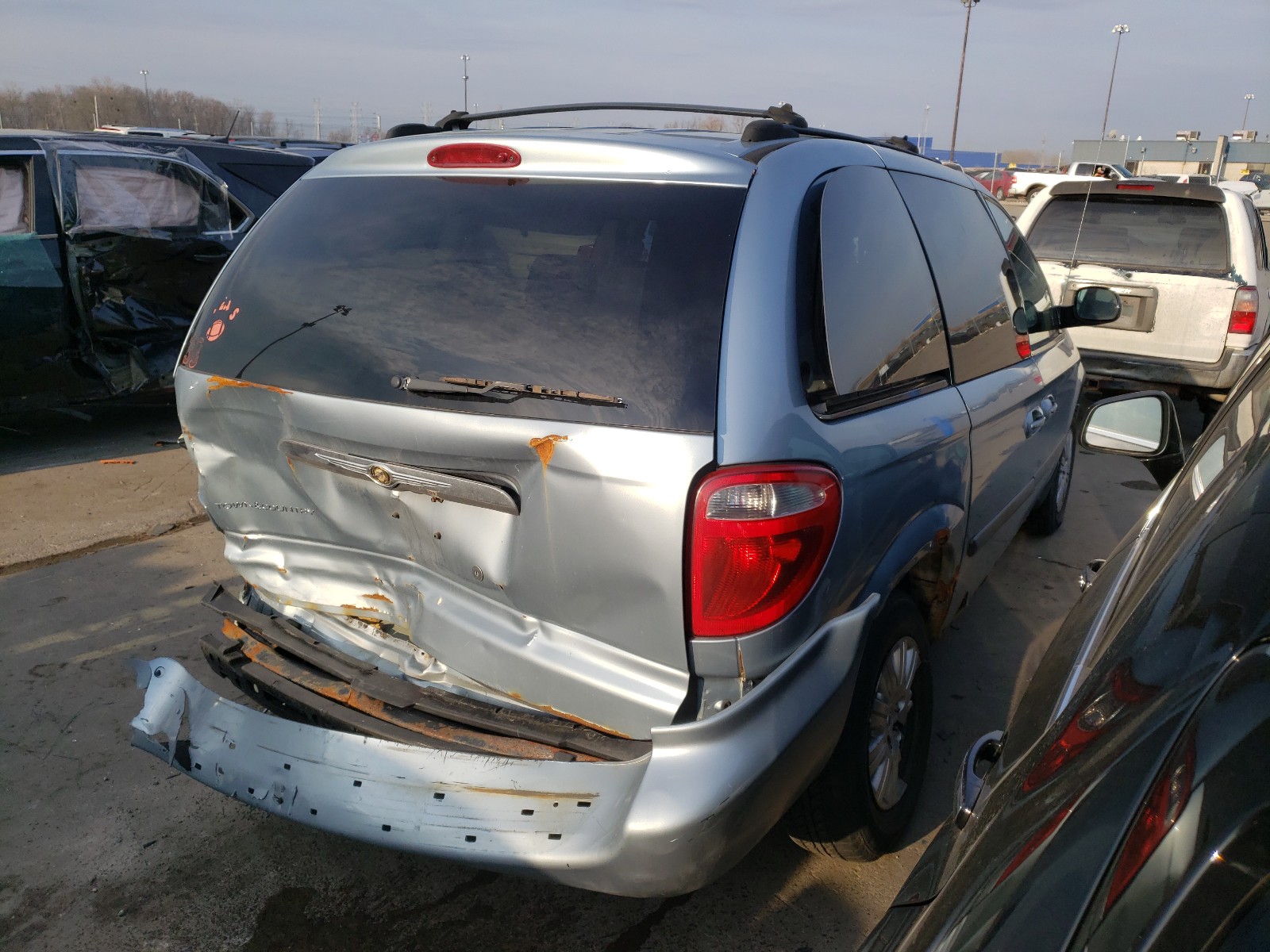 Photo 4 from auction – 2006 CHRYSLER TOWN & COU with VIN 1A4GP45R86B561739