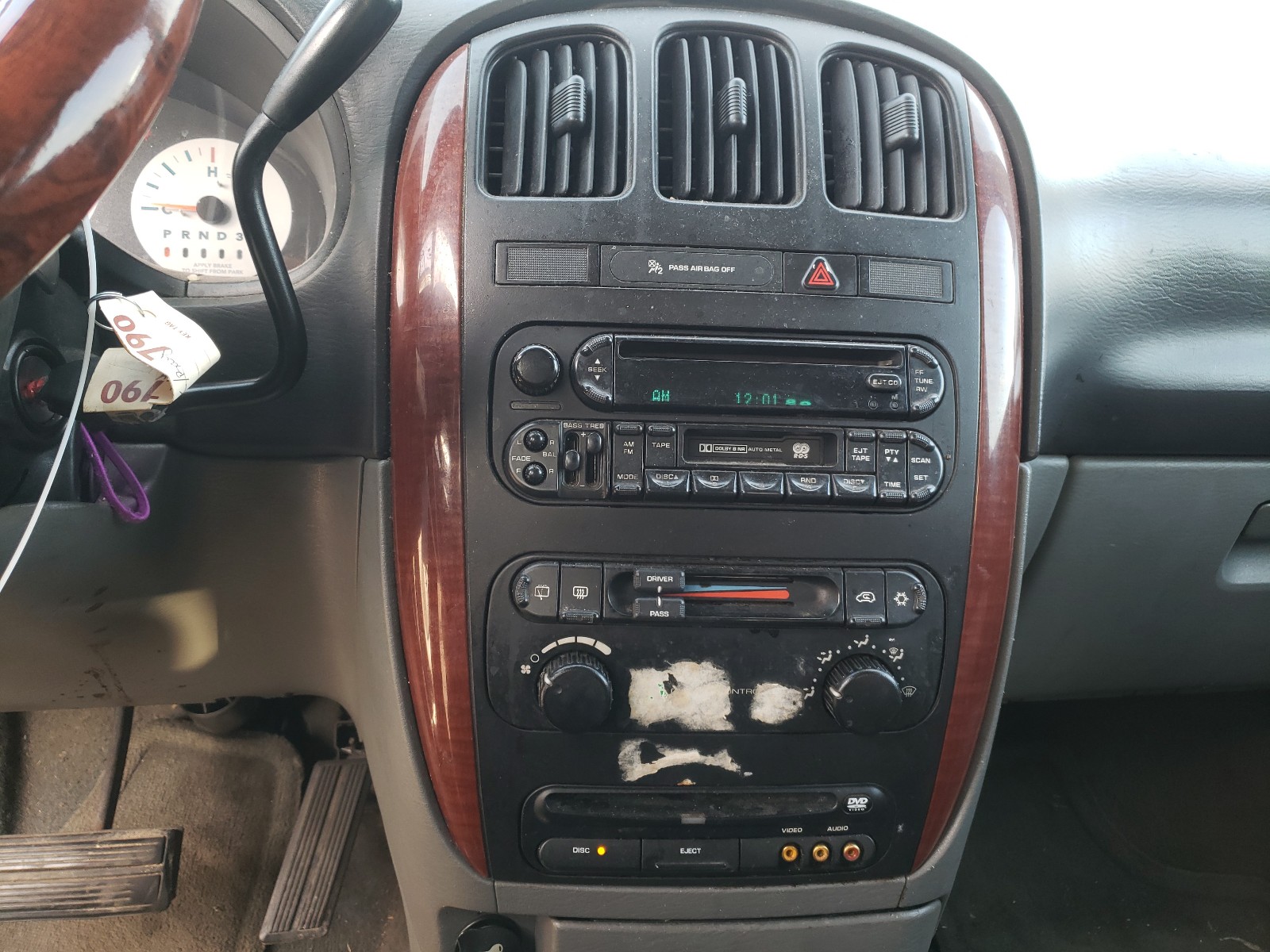Photo 9 from auction – 2006 CHRYSLER TOWN & COU with VIN 1A4GP45R86B561739