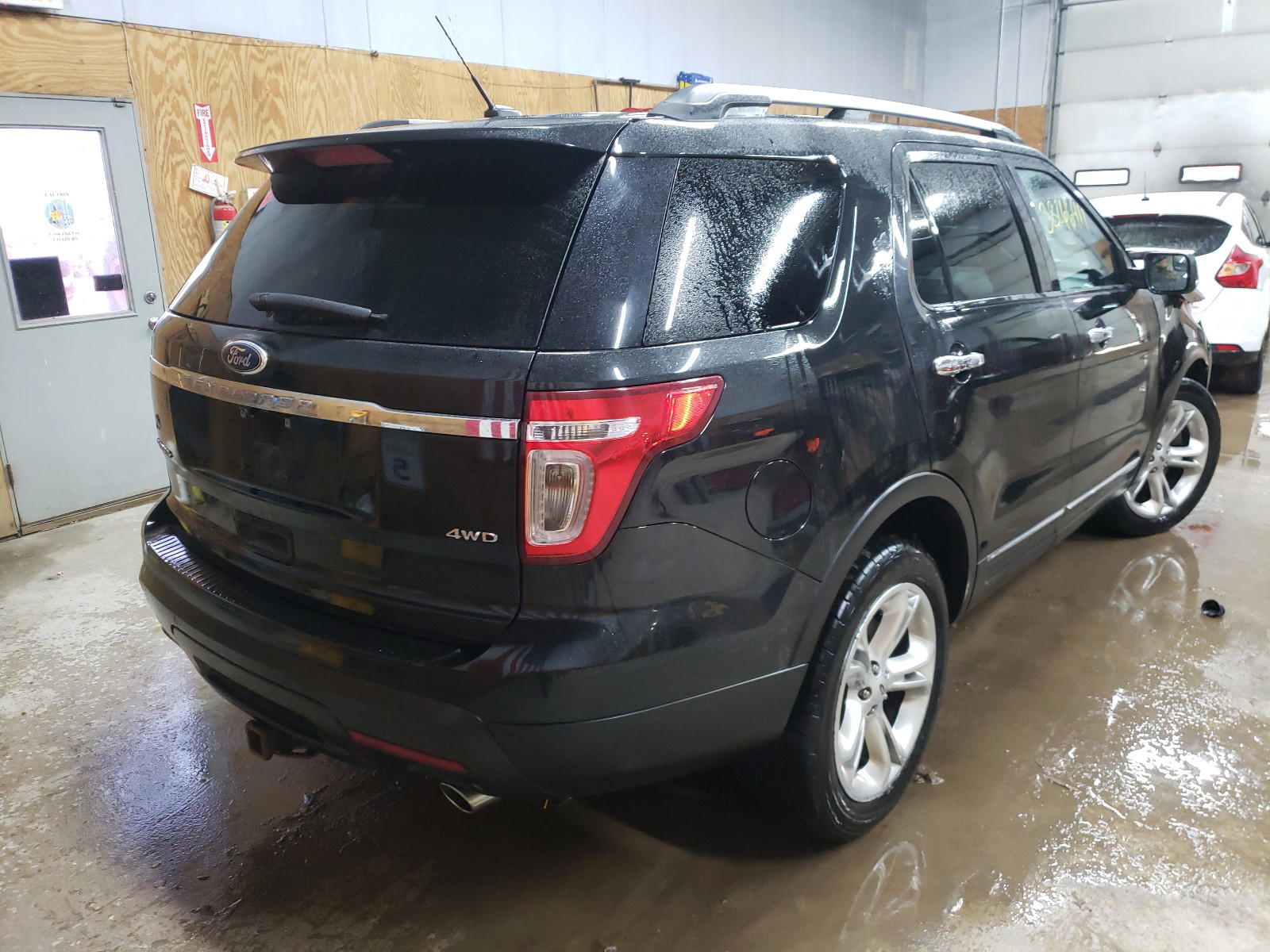 Photo 4 from auction – 2015 FORD EXPLORER L with VIN 1FM5K8F80FGC26143