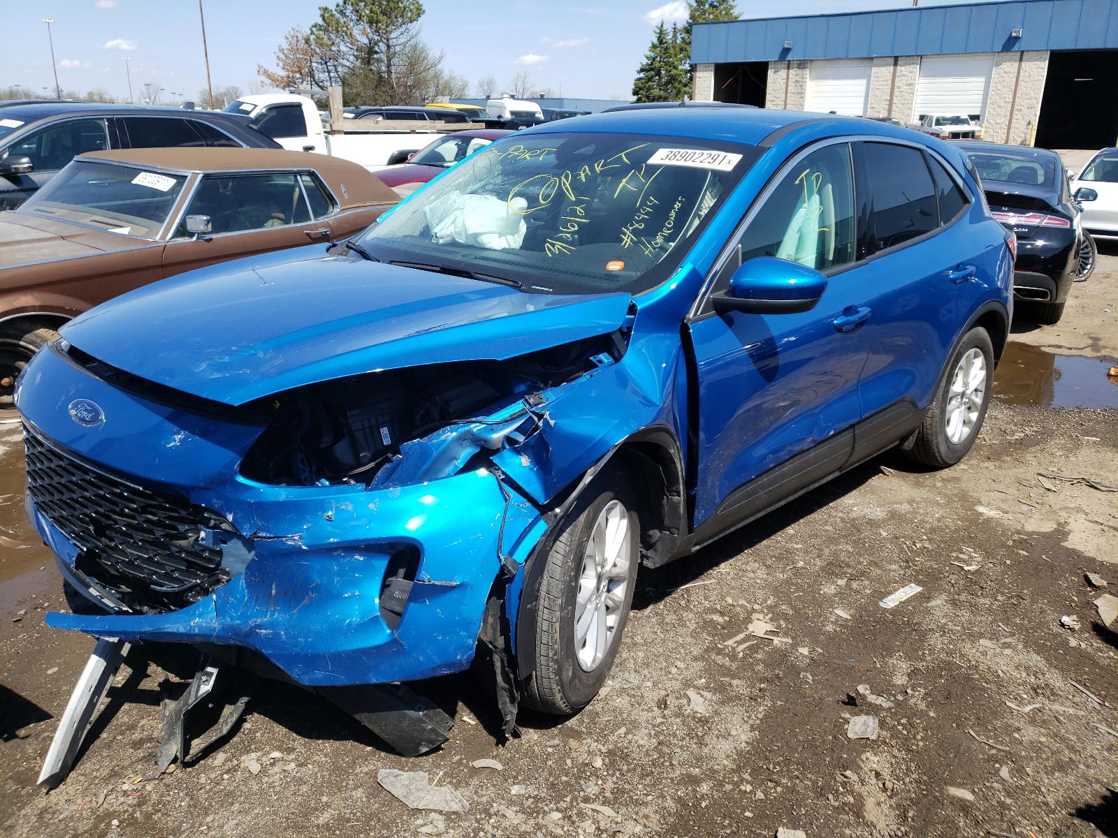 Photo 2 from auction – 2020 FORD ESCAPE SE with VIN 1FMCU0G62LUA08444