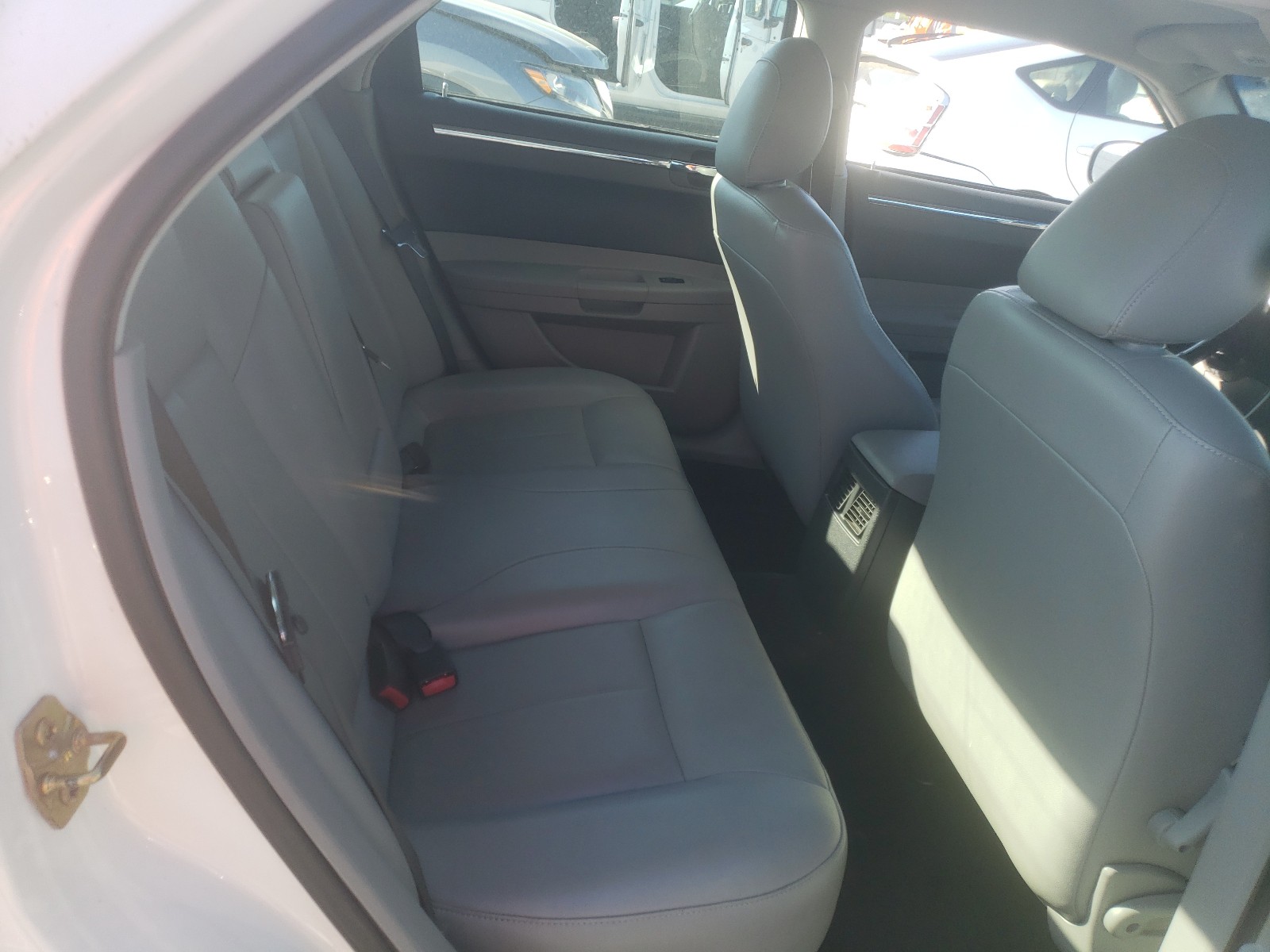 Photo 6 from auction – 2005 CHRYSLER 300 with VIN 2C3KA53GX6H384194