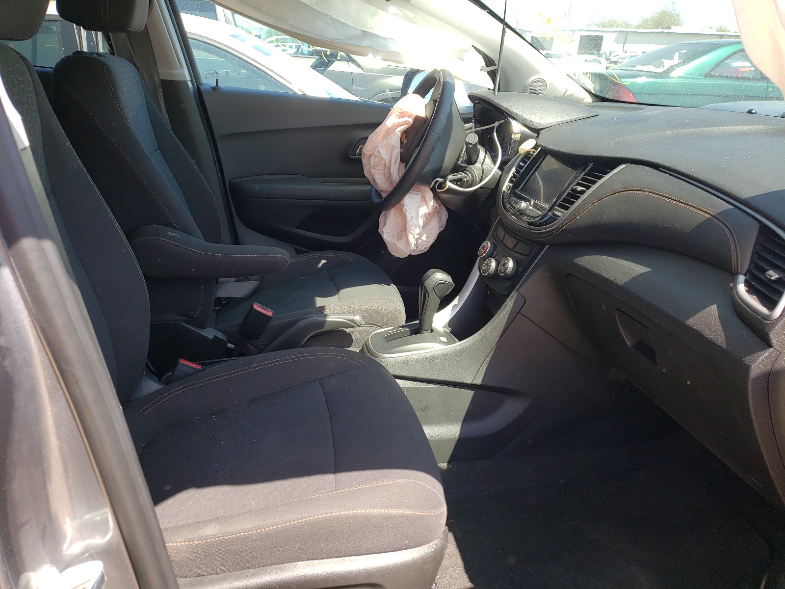 Photo 5 from auction – 2020 CHEVROLET TRAX LS with VIN 3GNCJKSB1LL186375