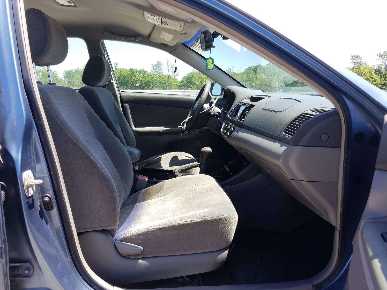 Photo 5 from auction – 2004 TOYOTA CAMRY LE with VIN JTDBE32K640272133