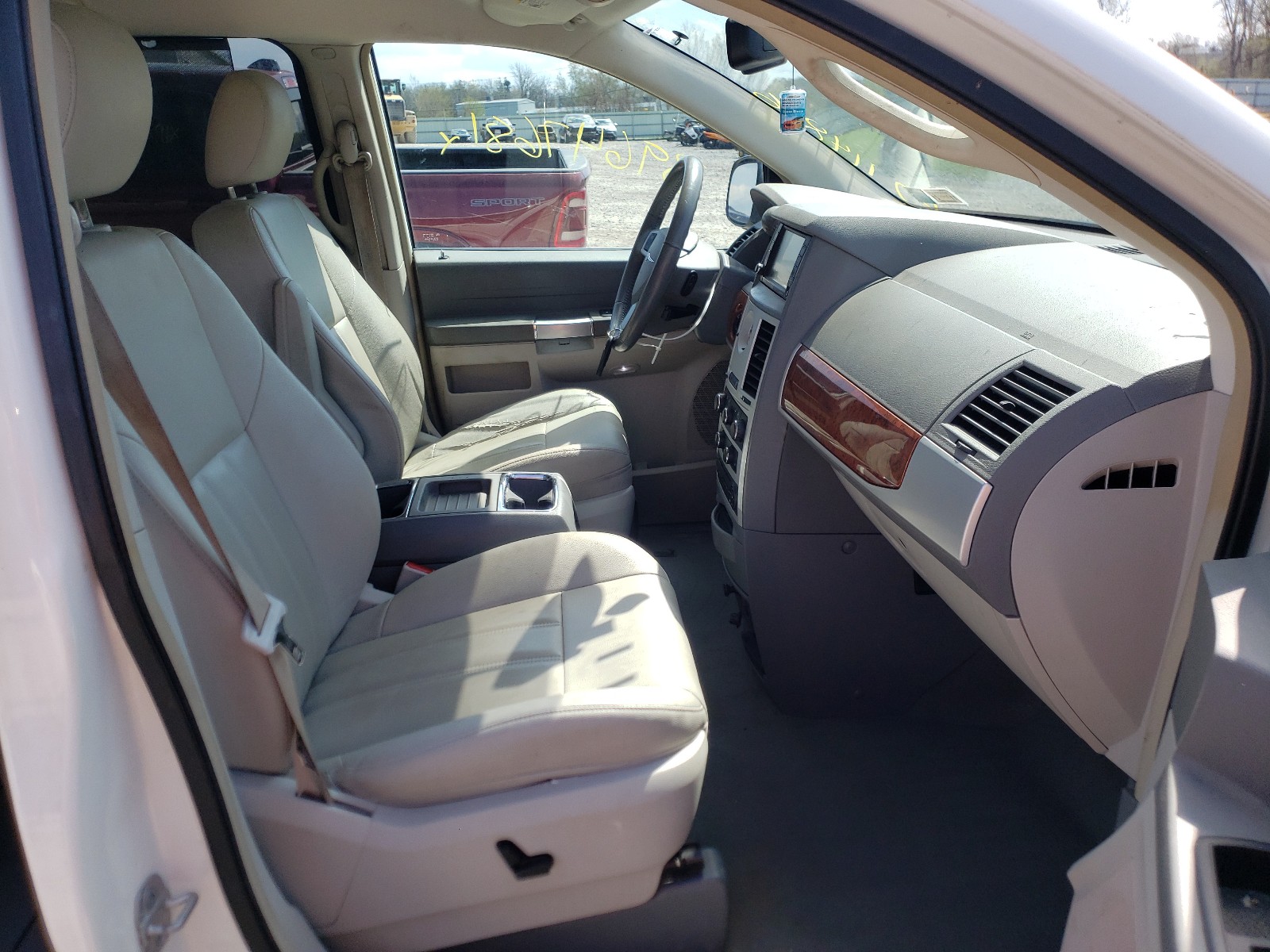 Photo 5 from auction – 2008 CHRYSLER TOWN & COU with VIN 2A8HR54P38R826753