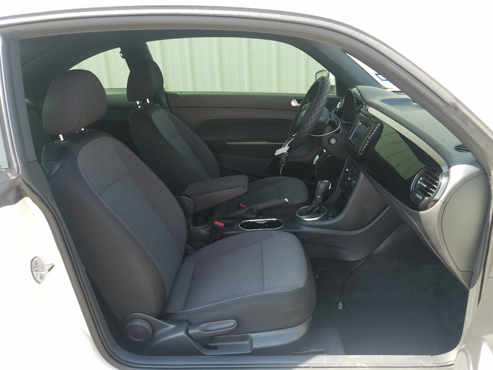 Photo 5 from auction – 2019 VOLKSWAGEN BEETLE S with VIN 3VWFD7AT7KM710316
