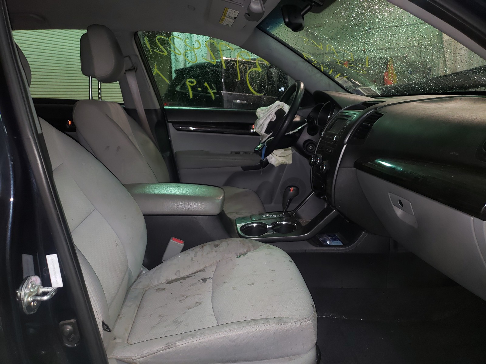 Photo 5 from auction – 2013 KIA SORENTO LX with VIN 5XYKTCA60DG401407