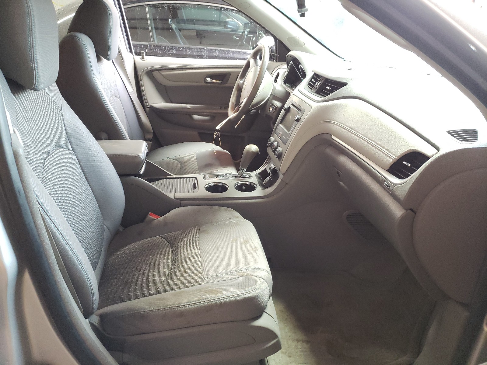 Photo 5 from auction – 2017 CHEVROLET TRAVERSE L with VIN 1GNKVFED3HJ282804
