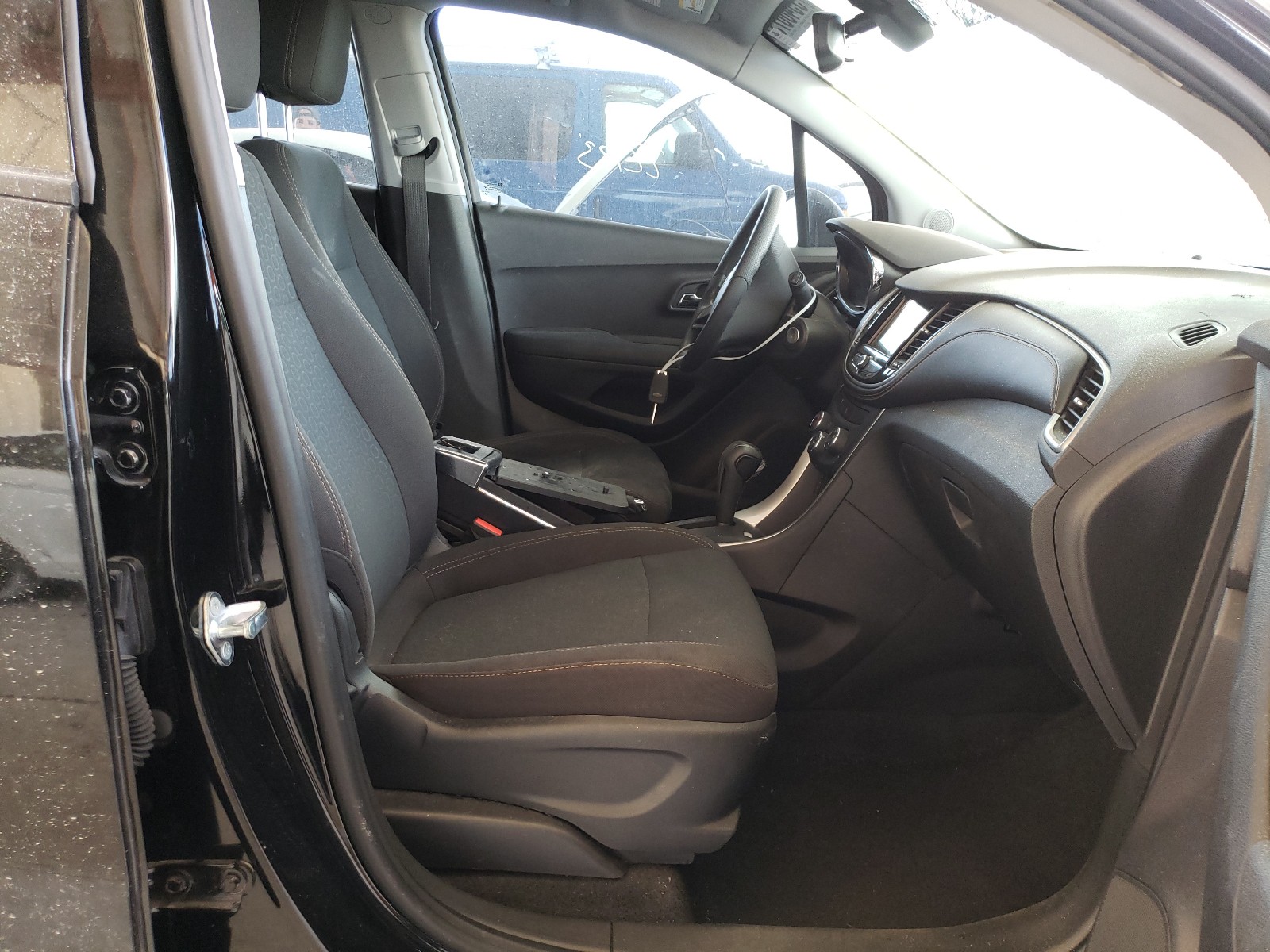Photo 5 from auction – 2018 CHEVROLET TRAX LS with VIN 3GNCJKSB3JL371315