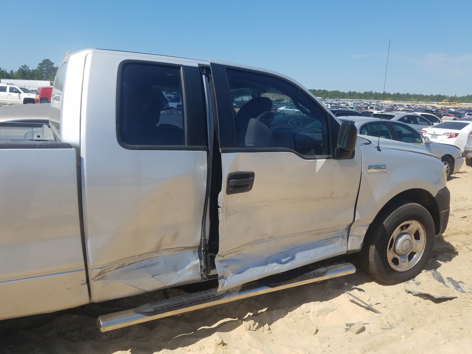 Photo 9 from auction – 2006 FORD F150 with VIN 1FTRX12W16NA33675