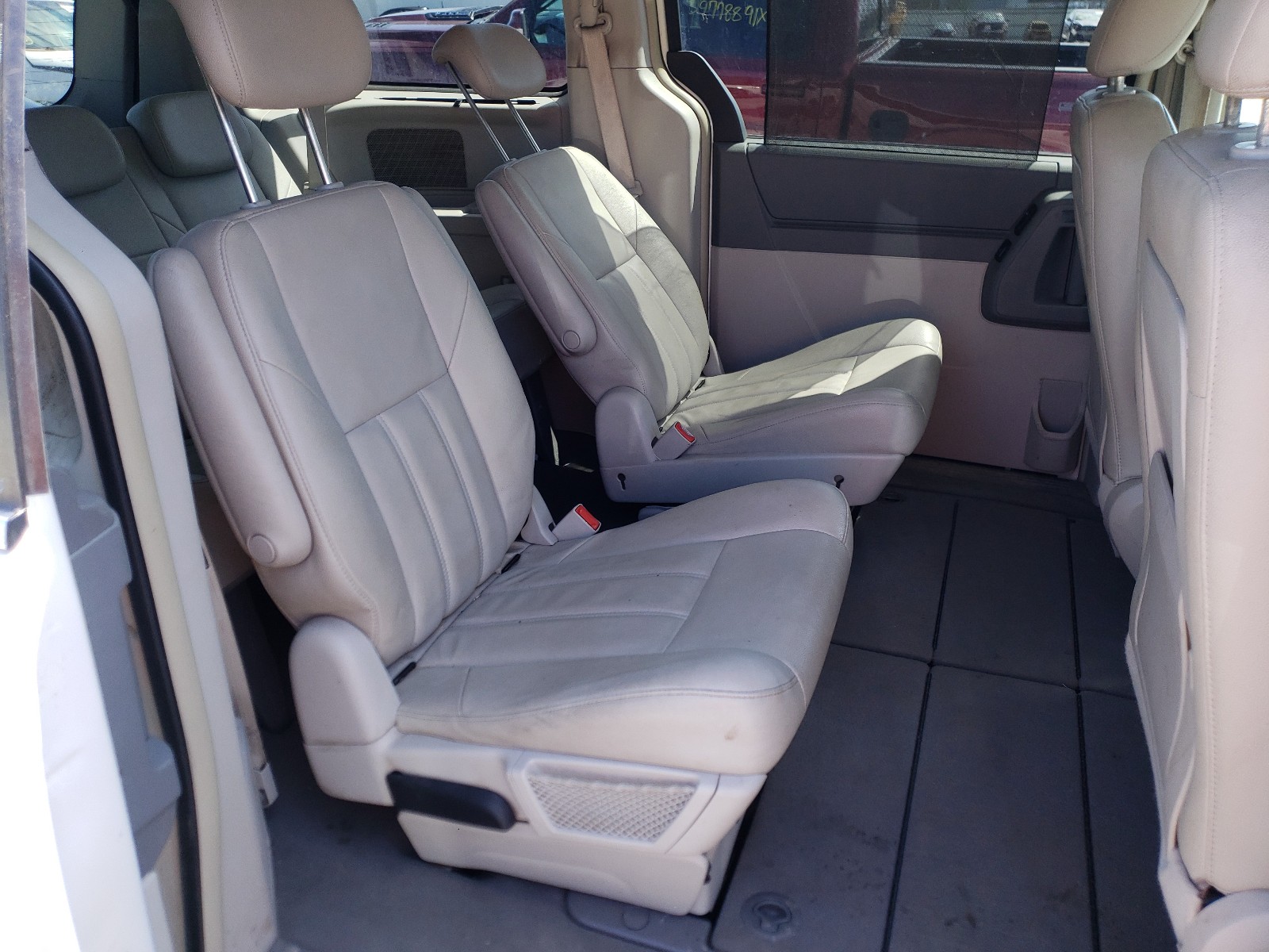 Photo 6 from auction – 2008 CHRYSLER TOWN & COU with VIN 2A8HR54P38R826753