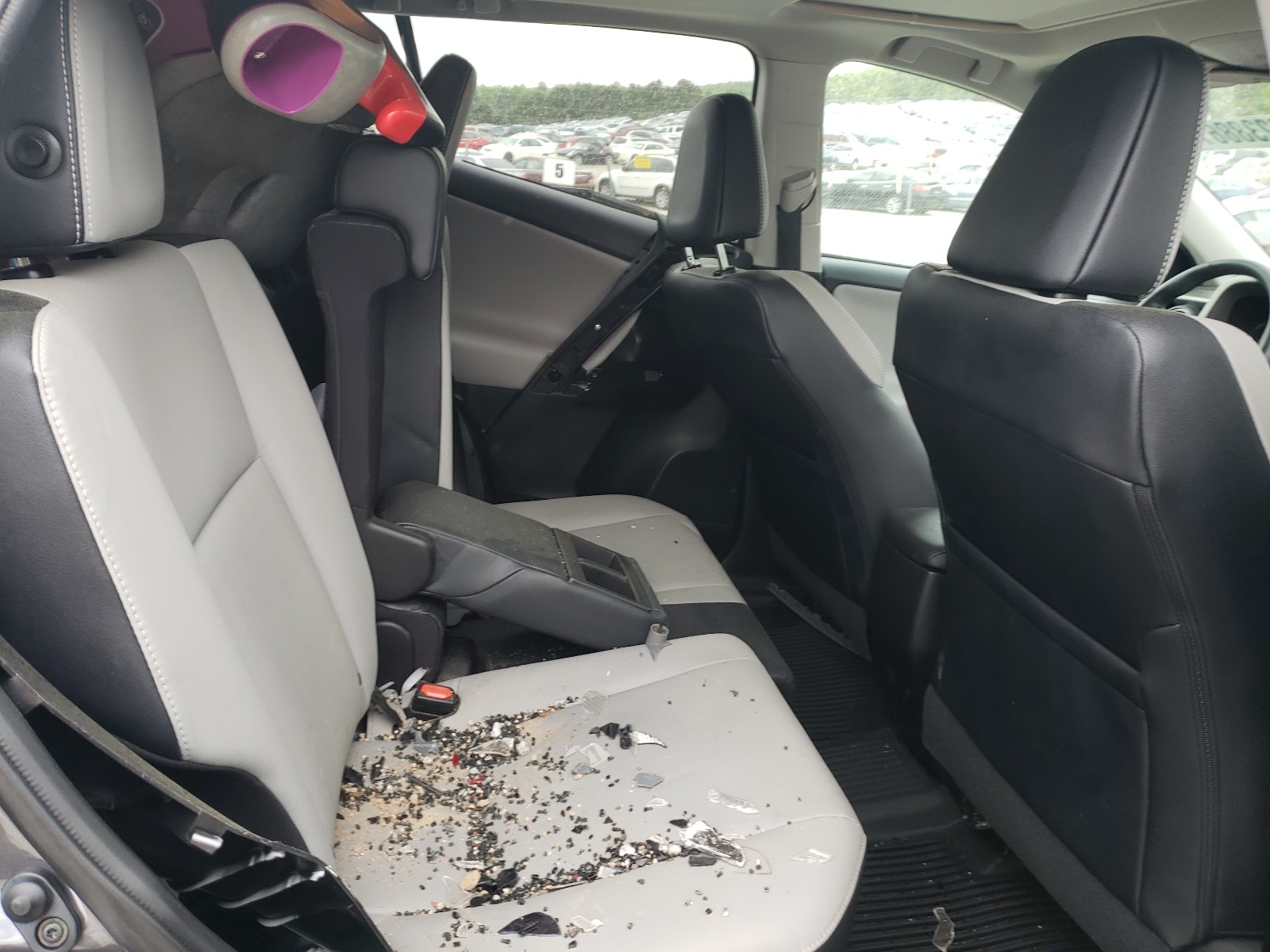 Photo 6 from auction – 2017 TOYOTA RAV4 LIMIT with VIN 2T3DFREV3HW560420