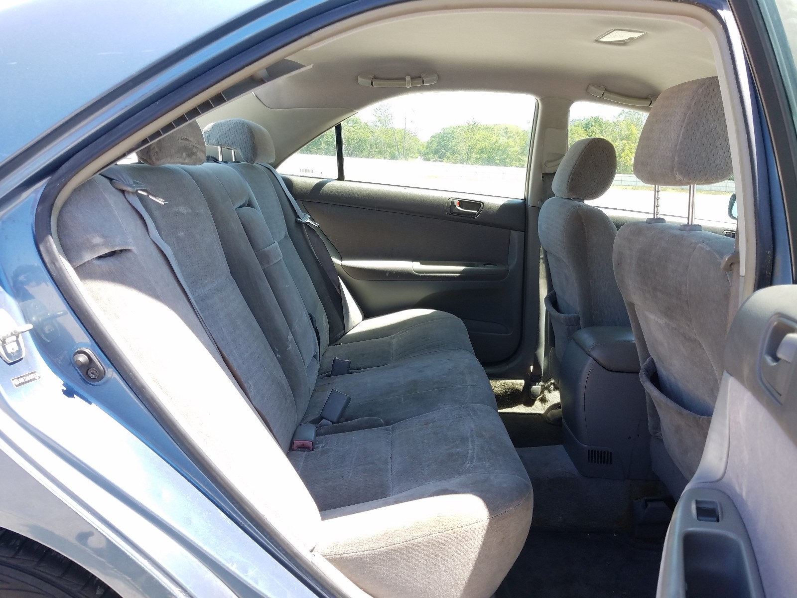Photo 6 from auction – 2004 TOYOTA CAMRY LE with VIN JTDBE32K640272133