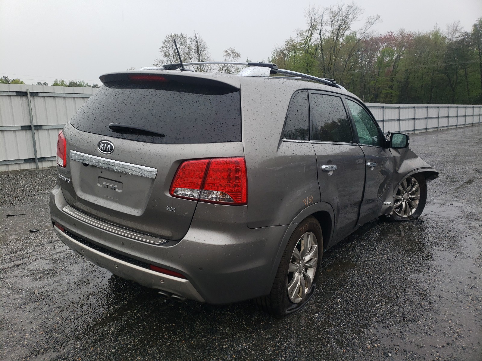 Photo 4 from auction – 2012 KIA SORENTO SX with VIN 5XYKWDA29CG232478