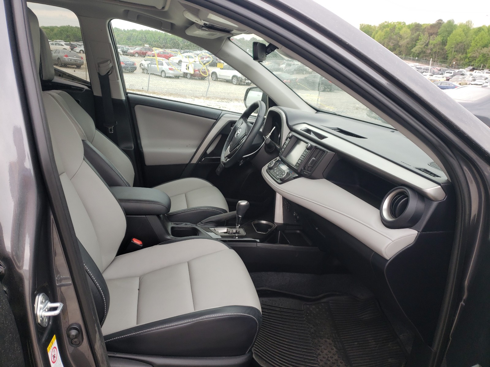 Photo 5 from auction – 2017 TOYOTA RAV4 LIMIT with VIN 2T3DFREV3HW560420