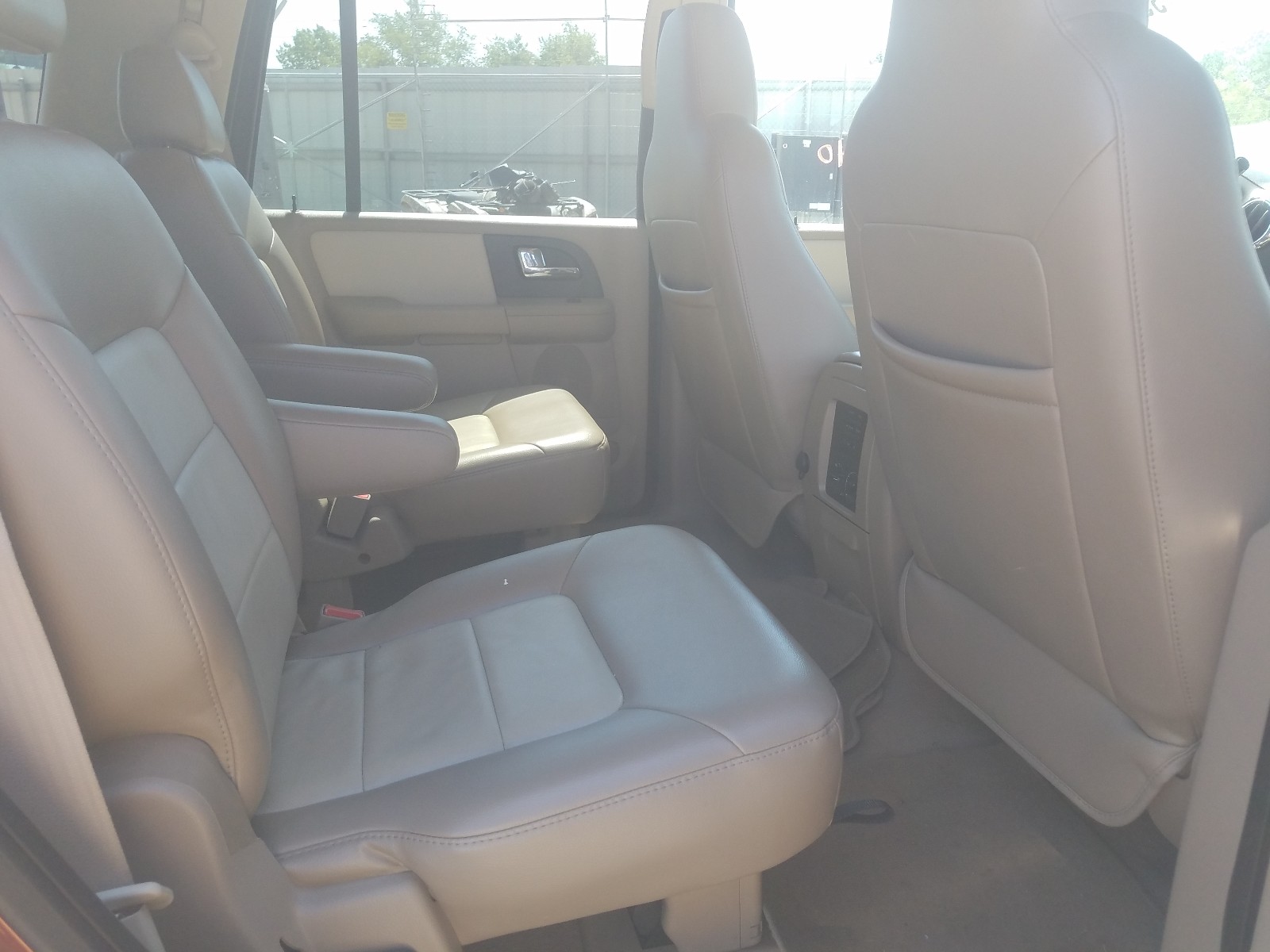 Zdjęcie 6 z aukcji – 2006 FORD EXPEDITION z VIN 1FMPU17516LA39158