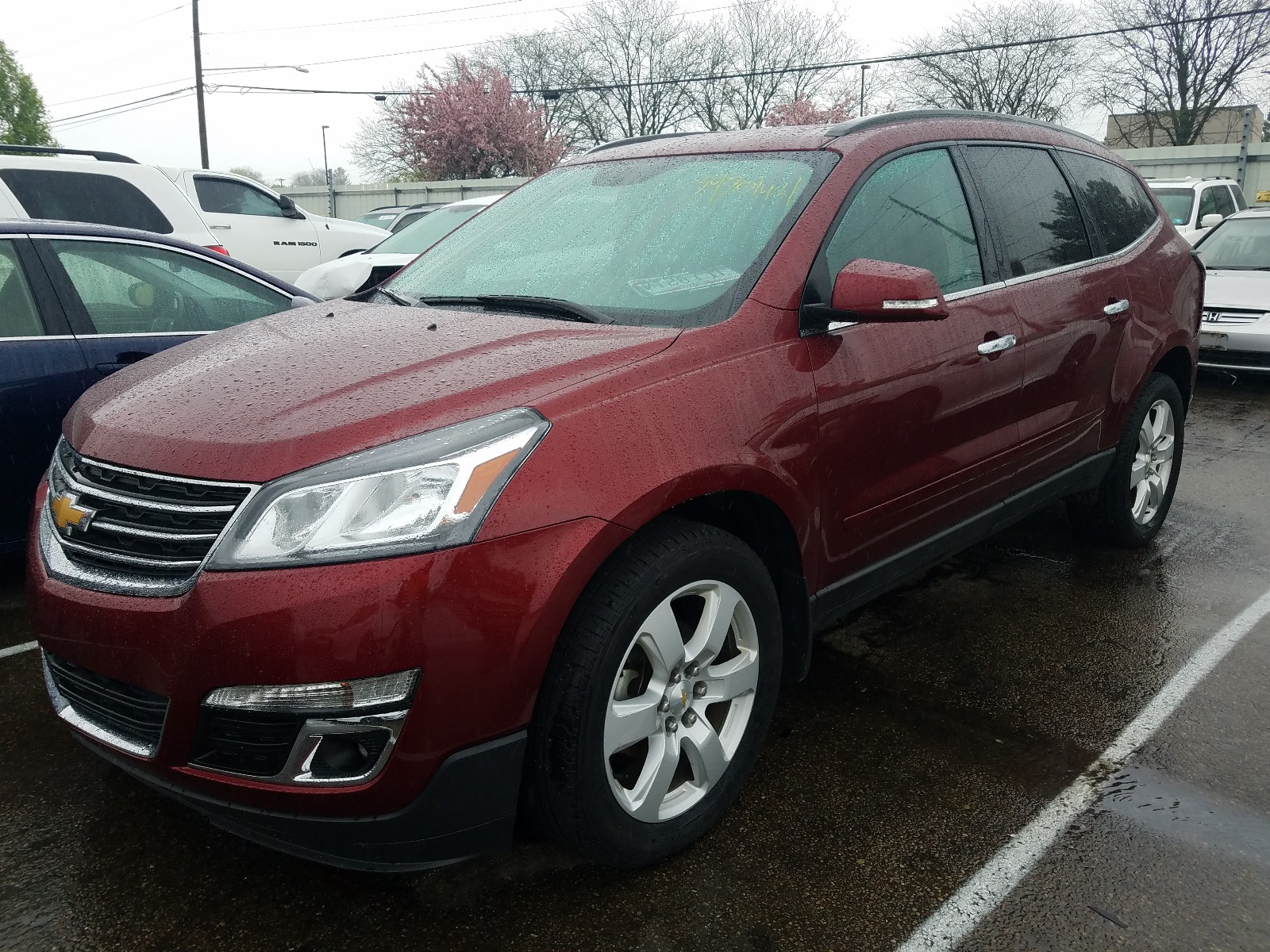 Photo 2 from auction – 2017 CHEVROLET TRAVERSE L with VIN 1GNKRGKD7HJ279550