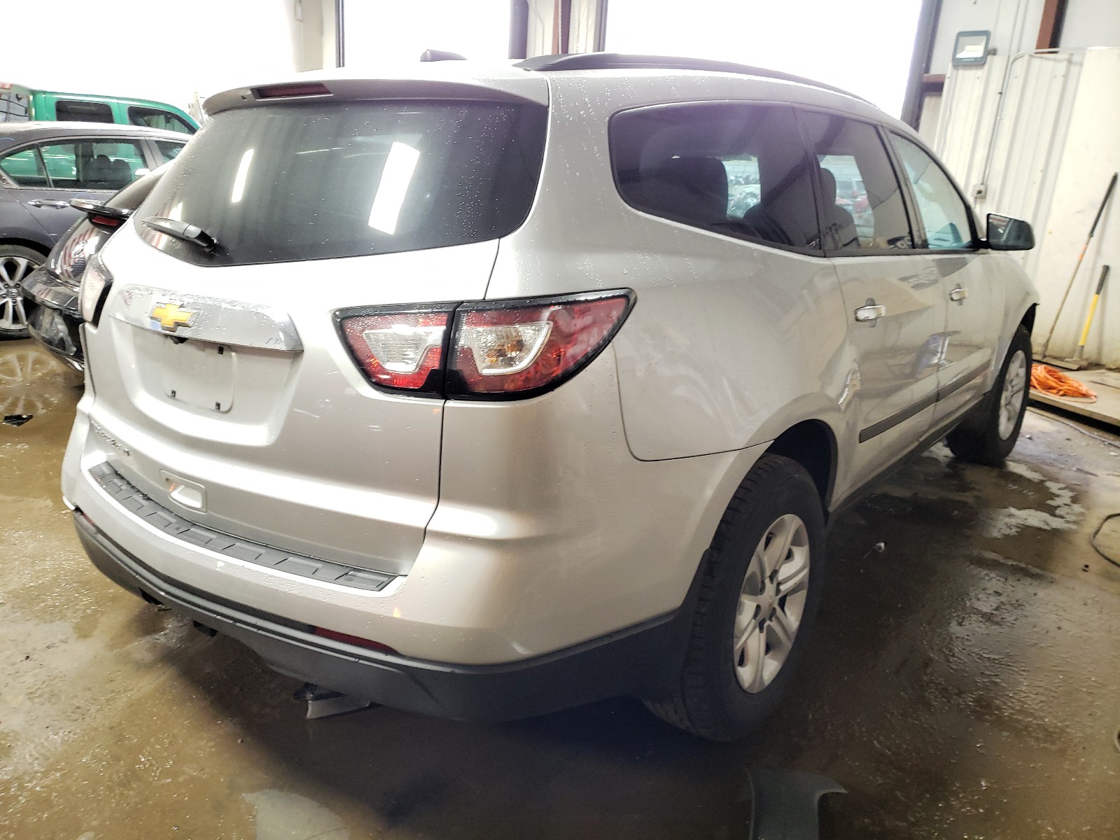 Photo 4 from auction – 2017 CHEVROLET TRAVERSE L with VIN 1GNKVFED3HJ282804