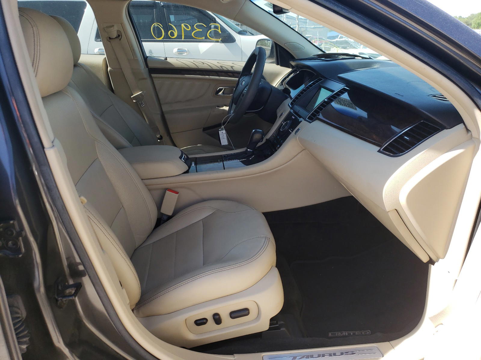 Photo 5 from auction – 2016 FORD TAURUS LIM with VIN 1FAHP2F86GG122943