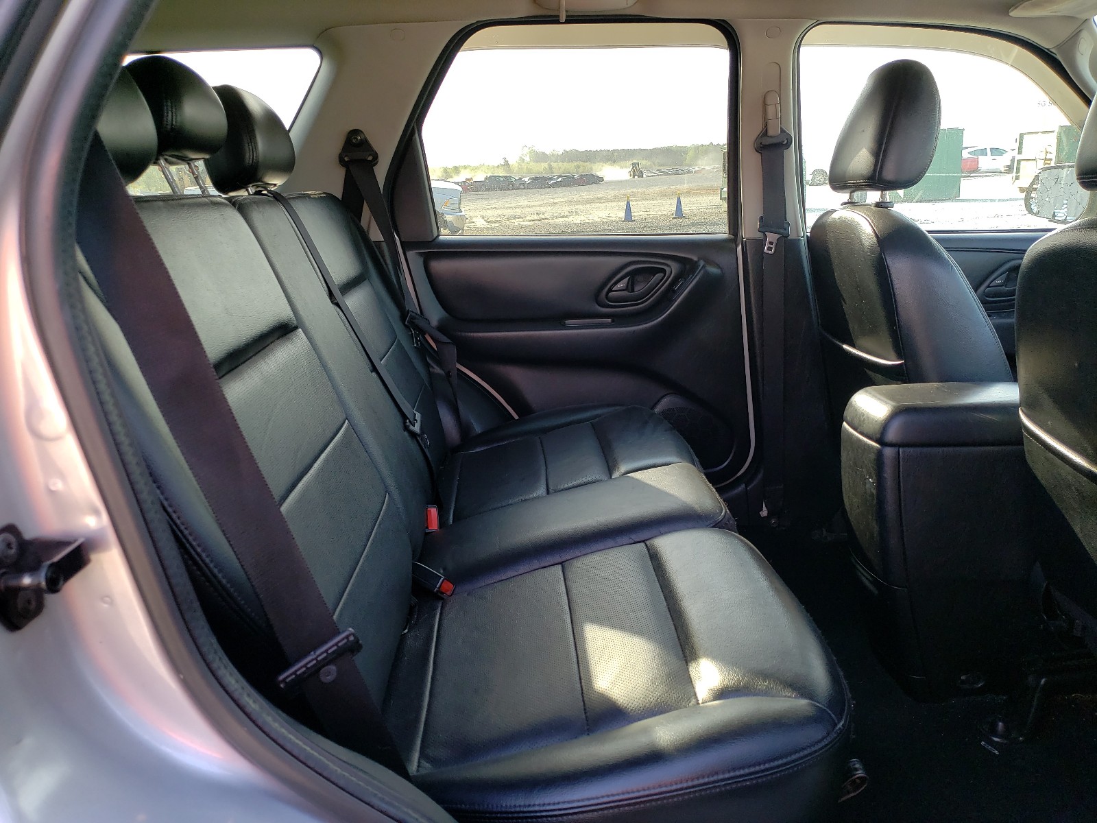Photo 6 from auction – 2005 FORD ESCAPE with VIN 1FMYU94165KB51253