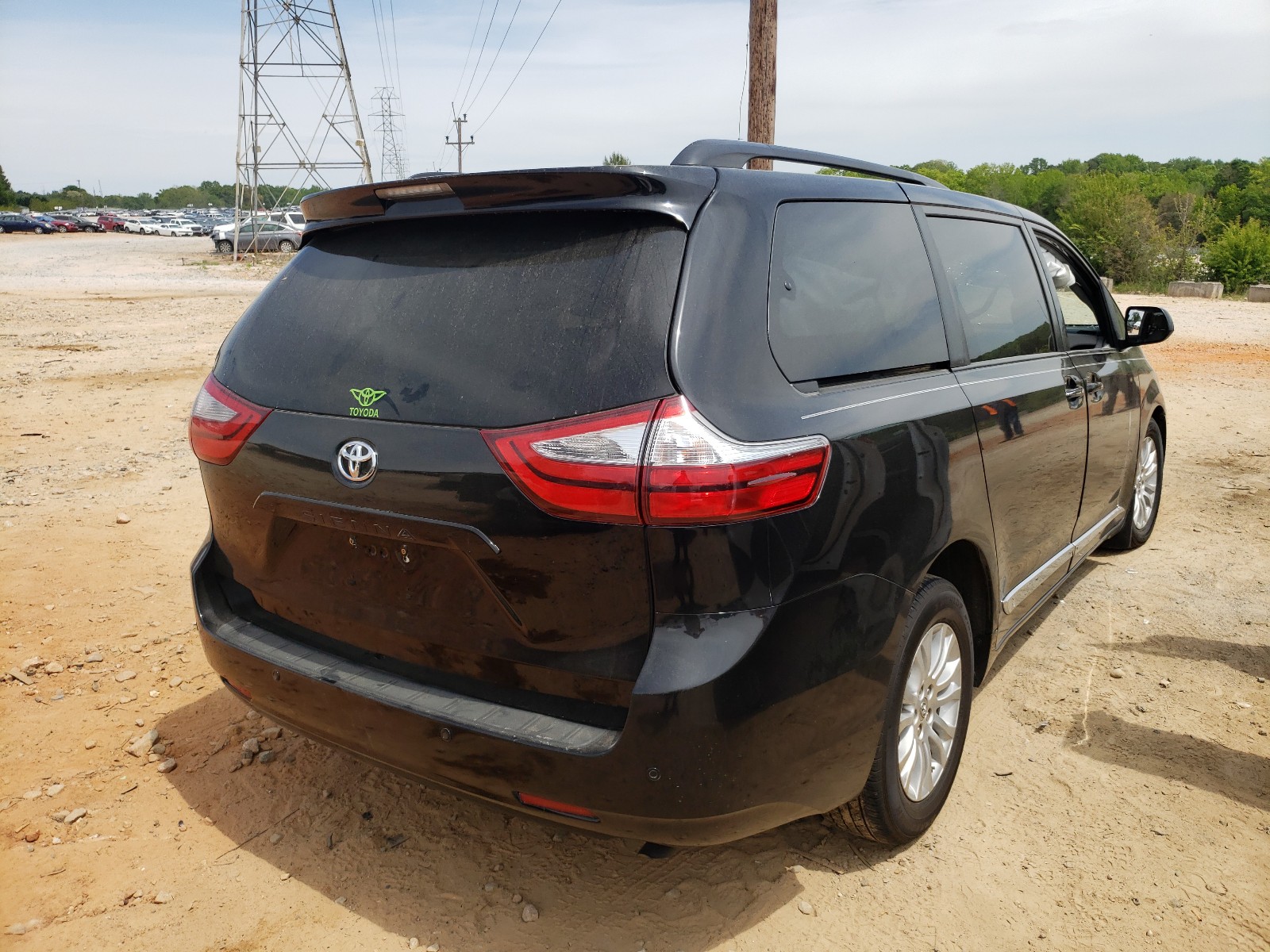 Photo 4 from auction – 2017 TOYOTA SIENNA XLE with VIN 5TDYZ3DC5HS893208