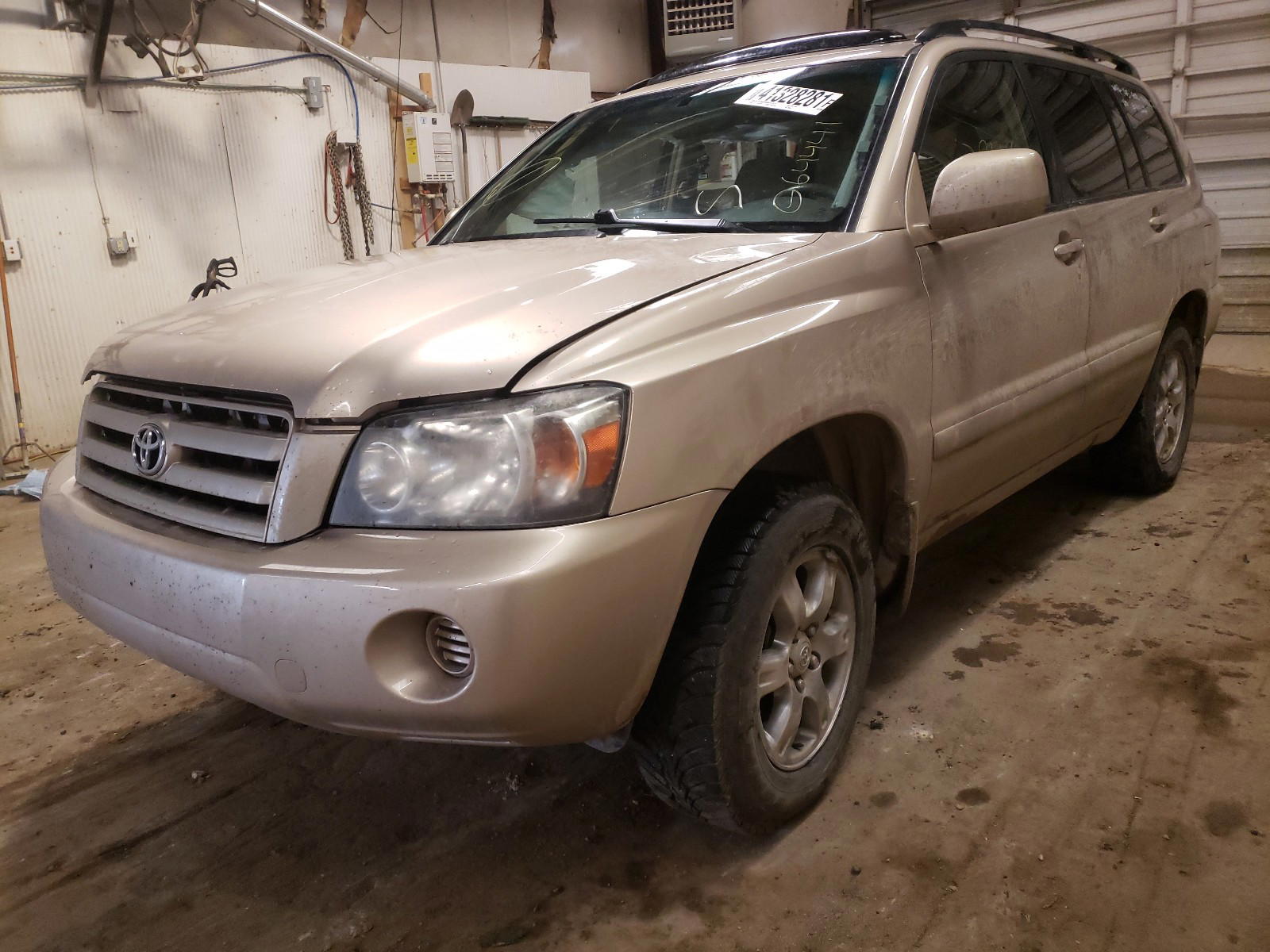 Photo 2 from auction – 2004 TOYOTA HIGHLANDER with VIN JTEEP21AX40064441