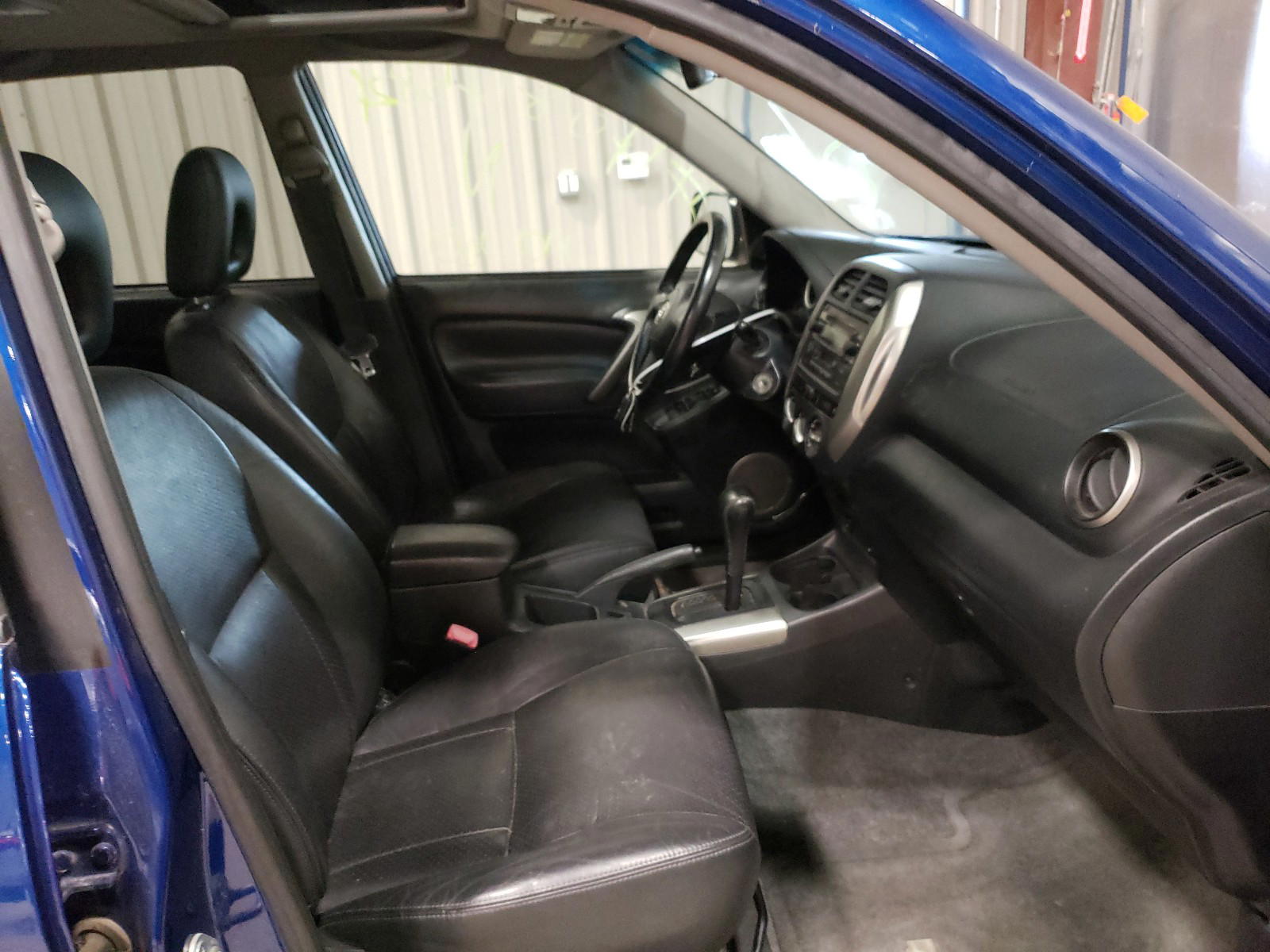 Photo 5 from auction – 2005 TOYOTA RAV4 with VIN JTEHD20V456034750